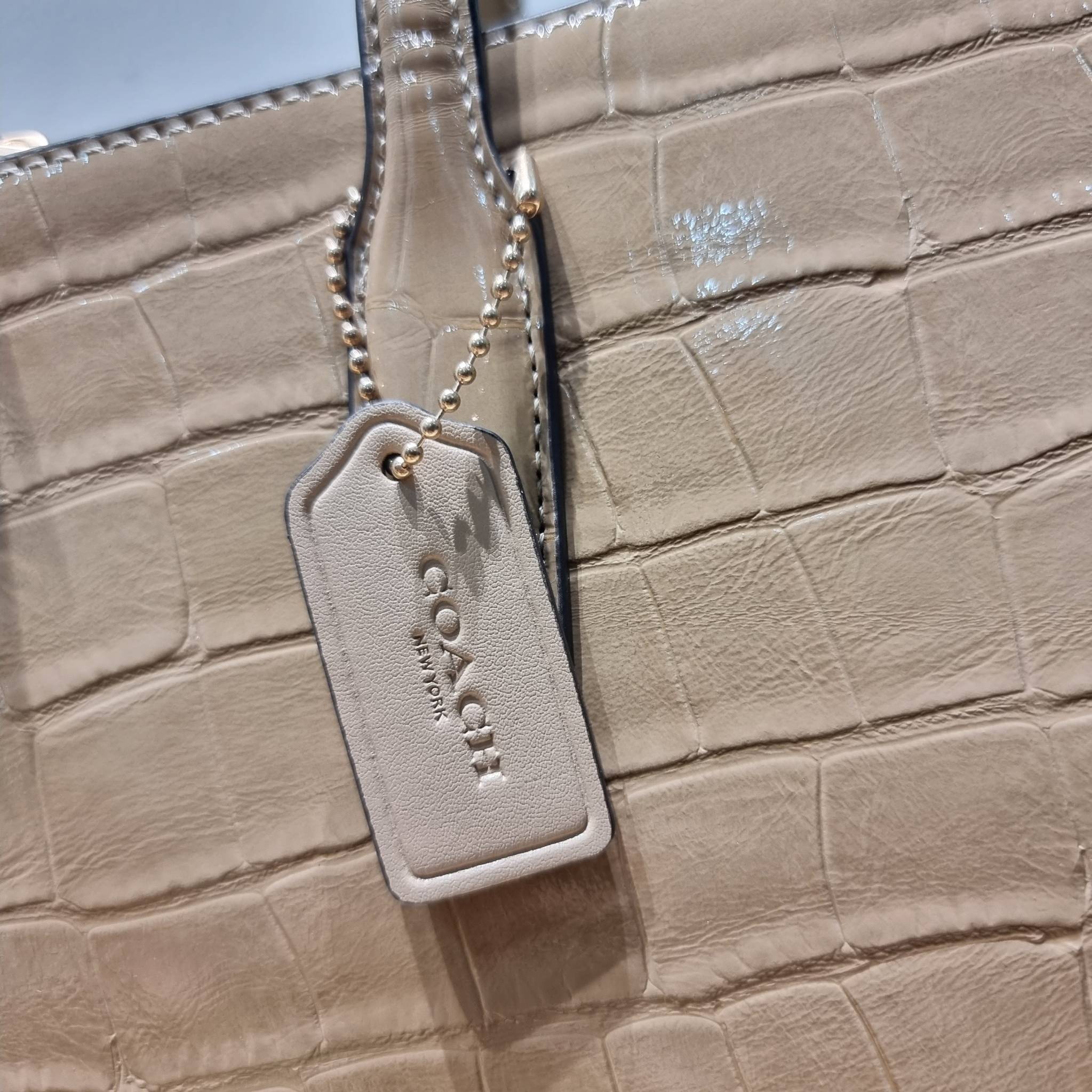 COACH NINA CARRYALL CL654 / COACH Nina Tote Bag พร้อมส่ง 2 สี กระเป๋าโท้ทสะพายไหล่ ใบใหญ่ คอลเลคชั่นใหม่ ตอบโจทย์คนที่ชอบใส่ของเยอะๆได้อย่างดี ดีไซน์รูปทรงคลาสสิค เรียบหรู