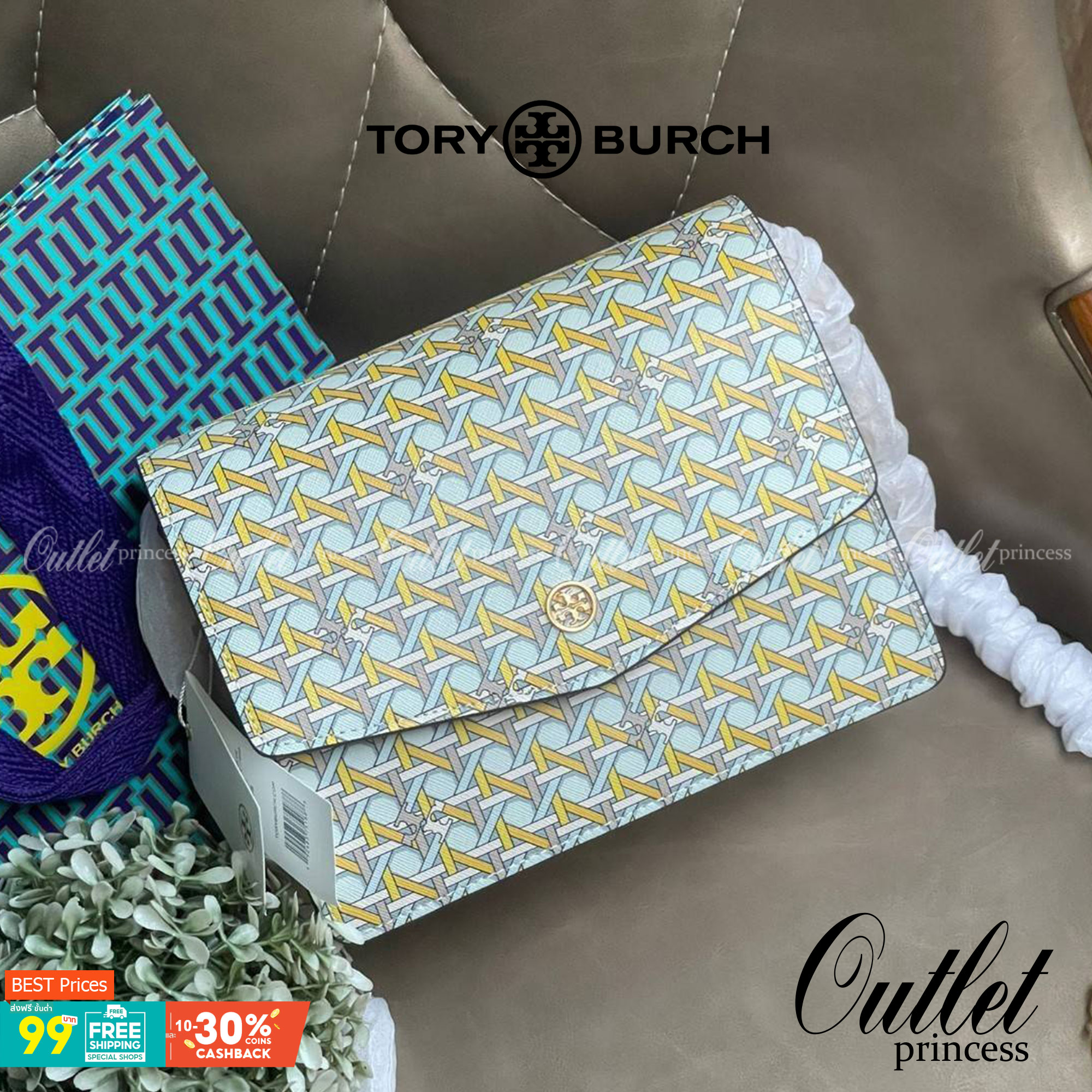 Tory Burch Robinson Printed Convertible Shoulder Bag กระเป๋าสุดคลาสสิค Collection นี้เหมาะกับสาว ๆ วัยรุ่นเป็นพิเศษ ด้วยโทนสีสดใสที่ทางแบรนด์ได้ดีไซน์ออกมาอย่างพิถีพิถัน สามารถตอบโจทย์สาว ๆ ที่มีคาแรคเตอร์หวาน สดใส และร่าเริงได้อย่างแท้จริงอีกทั้งลายโซ่ยั