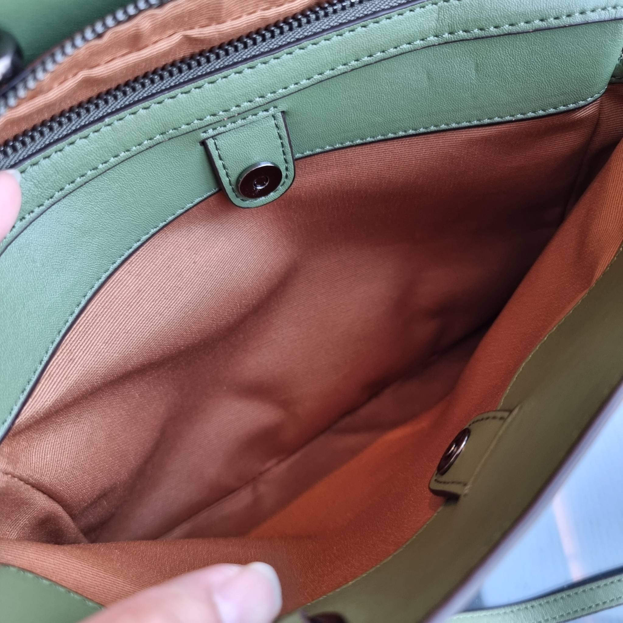 COACH F91495 LILLIE CARRYALL IN SIGNATURE CANVAS สีใหม่ล่าสุด กับรุ่นที่สุดของความขายดี รอบนี้ใบใหญ่จุใจ กระเป๋าสะพายทรงสวย ที่ดีไซน์ออกมาให้ใช้งานง่าย สะดวก สวย หรู ดูดี!! วัสดุหนังแคนวาสเคลือบลาย มาพร้อมสายสะพายข้างและหูจับในตัว ถอดออกถือคล้องแขนเก๋ๆ หร