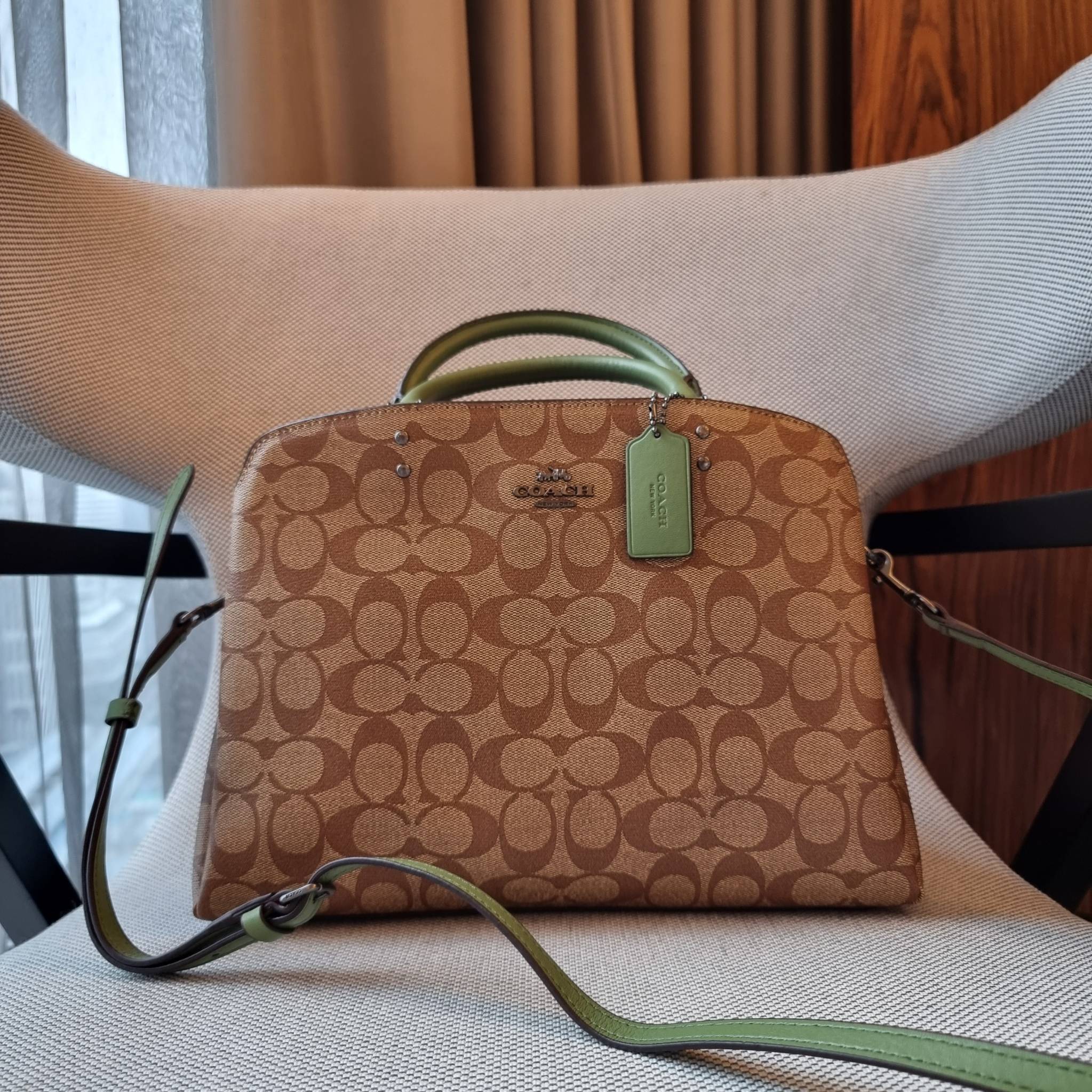 COACH F91495 LILLIE CARRYALL IN SIGNATURE CANVAS สีใหม่ล่าสุด กับรุ่นที่สุดของความขายดี รอบนี้ใบใหญ่จุใจ กระเป๋าสะพายทรงสวย ที่ดีไซน์ออกมาให้ใช้งานง่าย สะดวก สวย หรู ดูดี!! วัสดุหนังแคนวาสเคลือบลาย มาพร้อมสายสะพายข้างและหูจับในตัว ถอดออกถือคล้องแขนเก๋ๆ หร