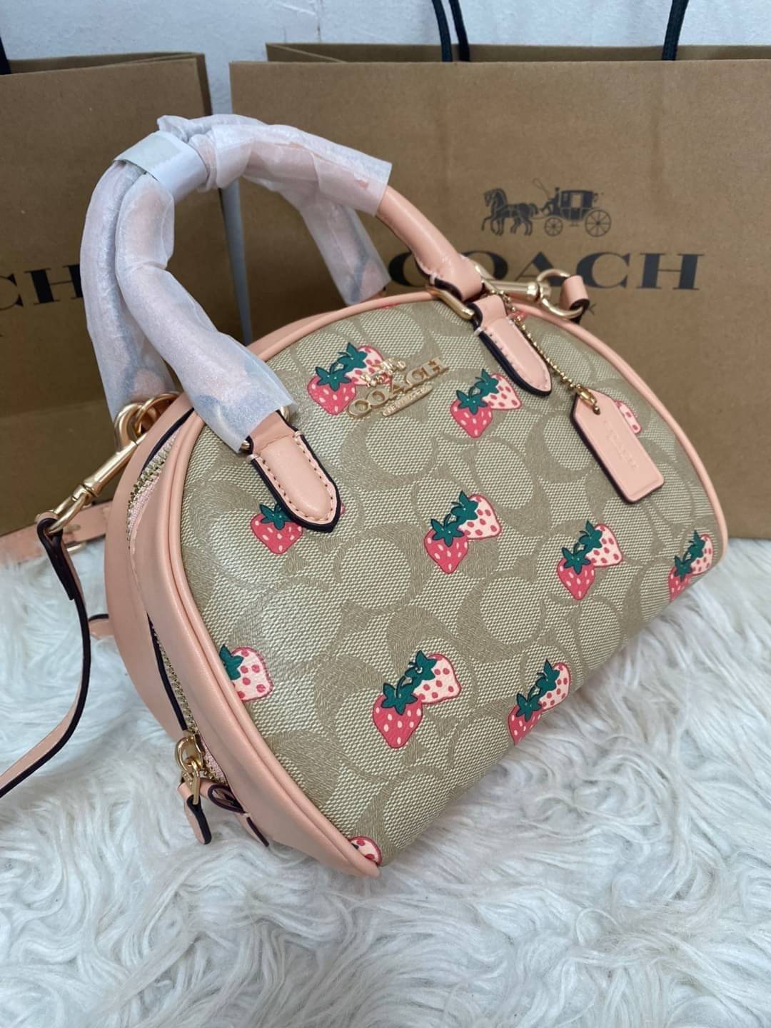 COACH SYDNEY SATCHEL BAG CA202 CA591 CB596 ใหม่ล่าสุด กับคอลที่สาวๆต้องหลงรัก กระเป๋าสะพายทรง satchel ที่มีรูปทรงดึงดูดสายตา สวยแรกเห็น วัสดุหนัง crossgrain พร้อมหูจับในตัว เปิด-ปิดด้วยซิป ภายในโล่งกว้าง ขนาดกำลังดี มีสายครอสให้ ปรับได้ตามชอบ ใบจริงลูกคุณ