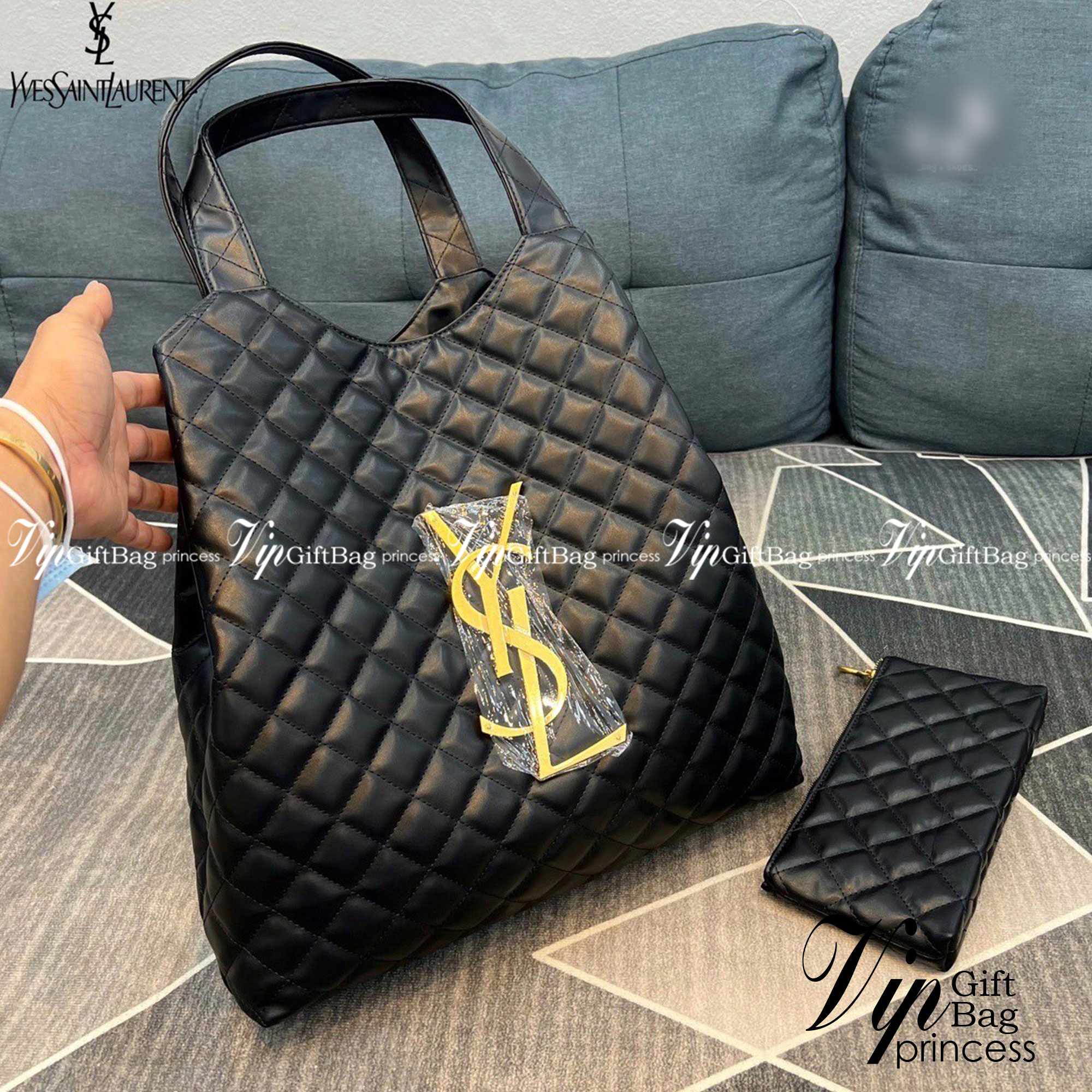 YSL icare maxi shopping bag in quilted lambskin / YSL tote bag กระเป๋าไซส์ใหญ่ พร้อมใบเล็ก หนังบุนิ่มเย็บลายตาข่าย (Quilted Bag) ดีไซน์คล้ายตะกร้าช็อปปิ้ง โฉบเฉี่ยวกว่าหลายระดับด้วยการประดับฮาร์ดแวร์ทองเหลืองในตัวอักษร YSL บนหนังสีดำสร้างความสะดุดตา มอบสไ