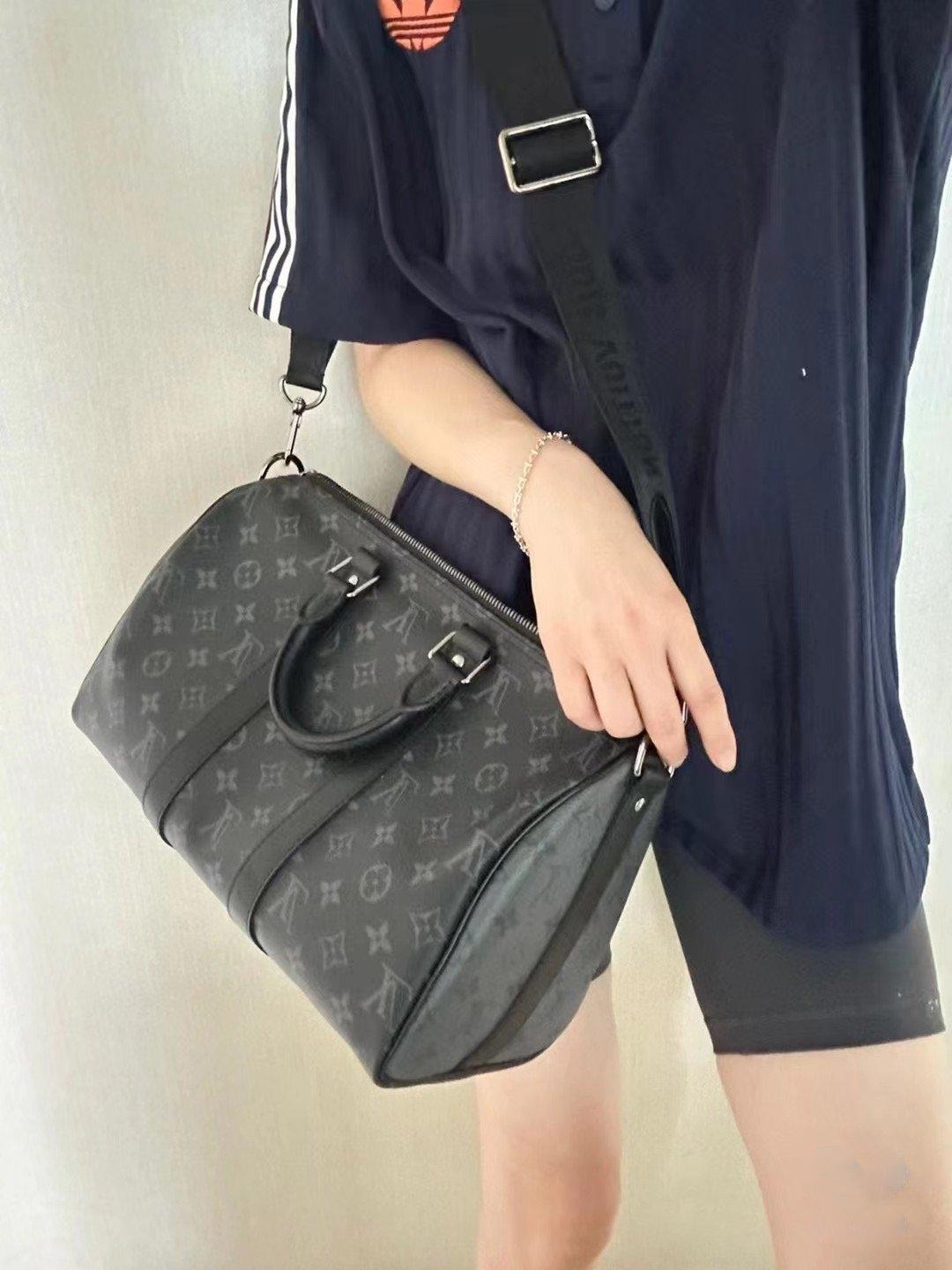 LV Keepall Bandouliere / LV Travel Bag พร้อมส่ง กระเป๋าเดินทางสุดคลาสสิค เรียบหรูมีระดับในวัสดุ Monogram Eclipse แคนวาส