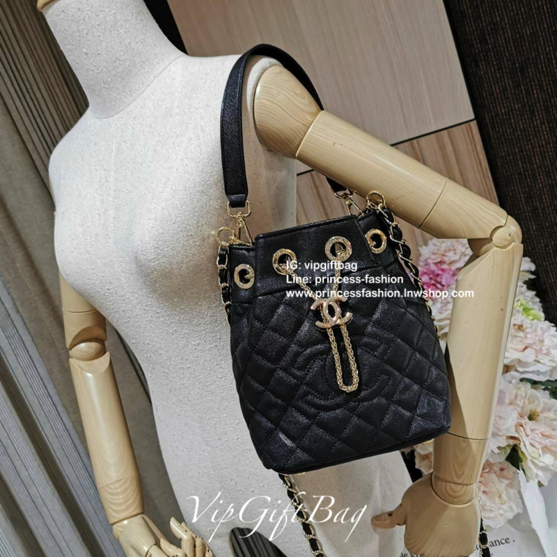 Chanel Crossbody Bag With Chain VIP Gift With Purchase (GWP) รุ่น Limited พรีเมี่ยม Chanel Perfume Counter ทรง Bucket Bag วัสดุหนังคาเวียร์ลายตารางเปิดปิดแบบDrawstringและแถบหนังคาดกลางประดับอะไหล่แบรนด์สีทอง ภายในมีโลโก้และช่อง1ซิป หัวซิปแบรนด์ ใส่มือถือ 