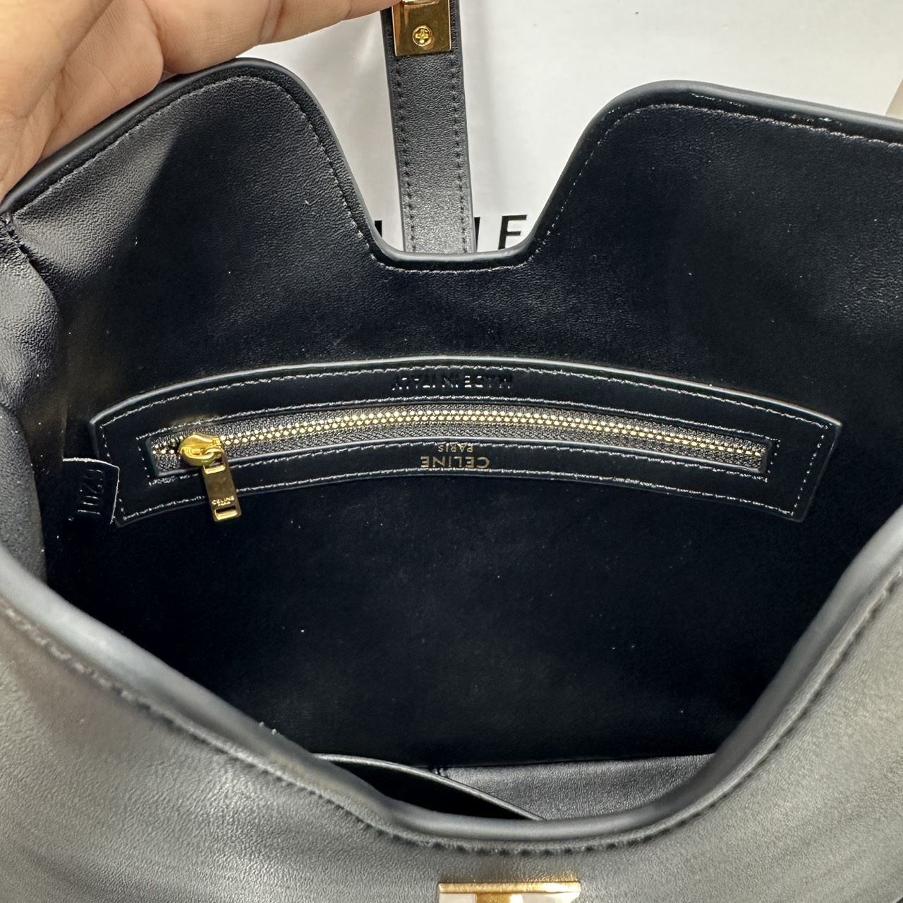 ORI หนังแท้ | CELINE SMALL CAMILLE 16 SOFT BAG IN SMOOTH LEATHER กระเป๋าสะพายรุ่นใหม่ล่าสุดของไลน์ 16 soft รูปทรงแบบโฮโบที่มาพร้อมดีไซน์ที่ใช้งานได้จริง หรูหราและโดดเด่น ฝาพับหนังกับตัวปิดแบบ Turnlock สีทองรูปทรงคล้ายอัญมณี