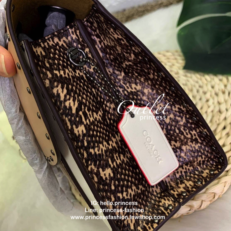 COACH PARKER SIGNATURE SHOULDER BAG กระเป๋าสะพายข้าง/ crossbody หนังแกะแท้ น้ำหนักเบา สวยหรู เปิดปิดกระเป๋าแบบหมุนล็อค อะไหล่รูปเป็นดอกคามิเลีย ภายในกระเป๋ากว้าง แบ่ง 2 ช่องหลัก ช่องซิปคั่นกลางเป็นสัดส่วน ใส่ wallet ยาว ของส่วนตัวใช้ได้ บุหนังกลับผสมกำมะห