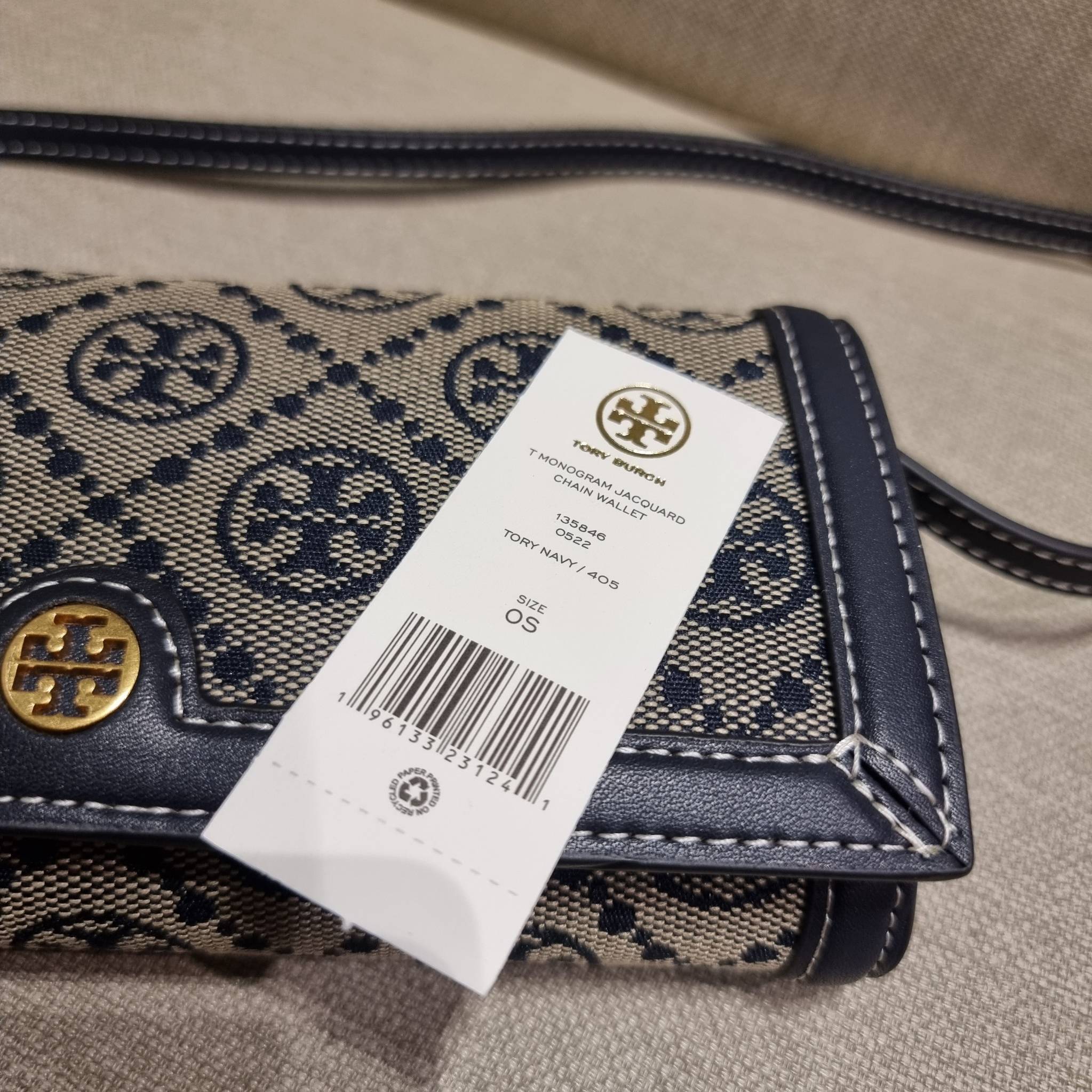 TORY BURCH T MONOGRAM JACQUARD CROSSBODY WALLET best seller ของคอลเลคชั่นนี้ ต้องไม่พลาด กับกระเป๋าสะพายกึ่งกระเป๋าสตางค์ ที่ช่วยให้ชีวิตง่ายขึ้น วัสดุผ้า jacquard ตัดสลับหนังแท้ เปิด-ปิดแบบฝาปิดแม่เหล็ก ภายในใส่ธนบัตรได้ มีช่องใส่บัตร และยังมีช่องซิปอีกด