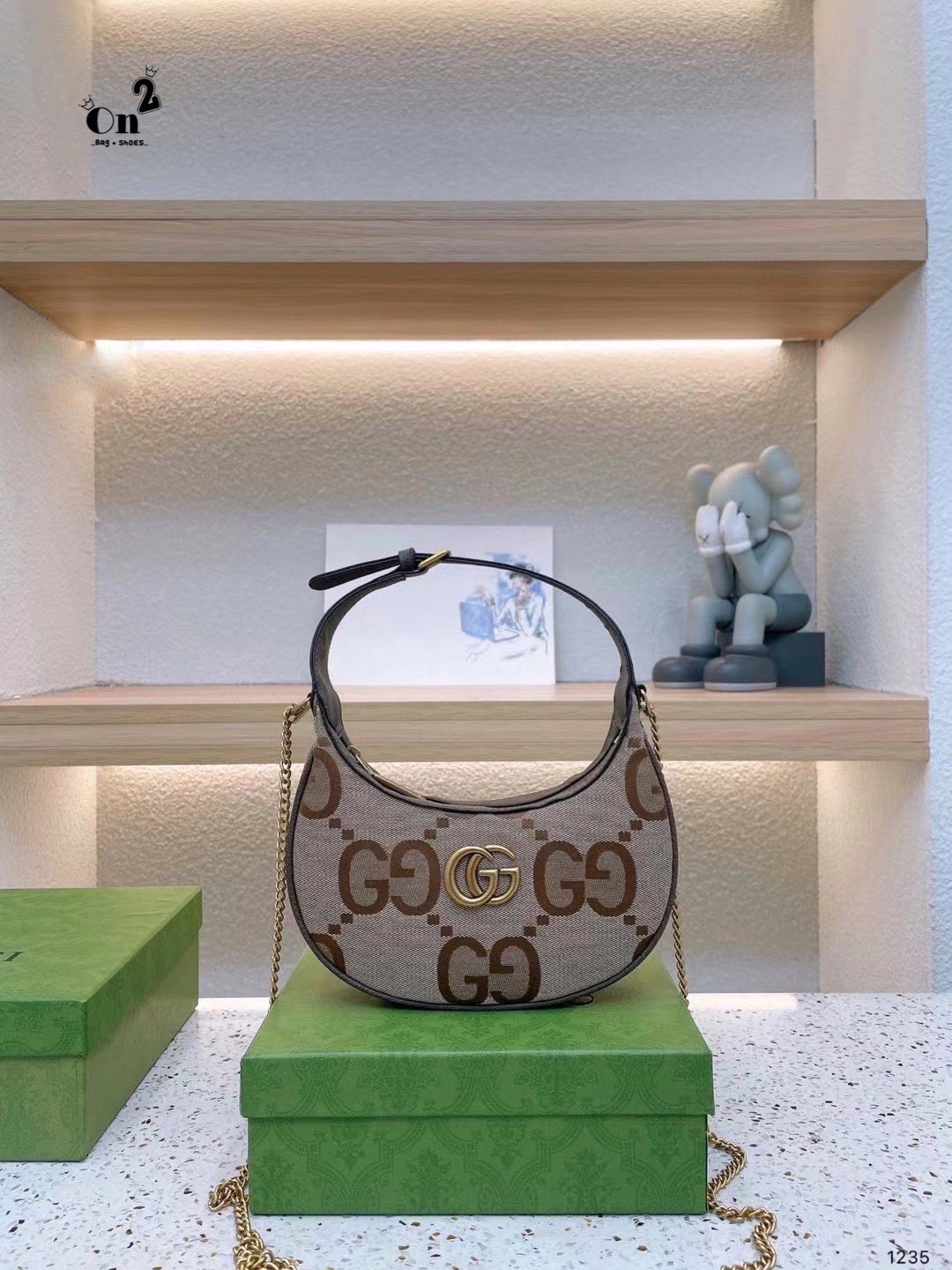 Gucci GG Marmont half-moon-shaped mini bag กระเป๋าคล้องไหล่ ความตัวแม่สายแฟชั่น ต้องกระเป๋าทรงจันทร์เสี้ยวแบบสับค่ะ! ความโค้งมนใช้งานง่าย เอามาสะพายก็คือชนะเลิศไปเลย ภาพถ่ายจากงานขายจริง ใช้งานต่างประเทศได้