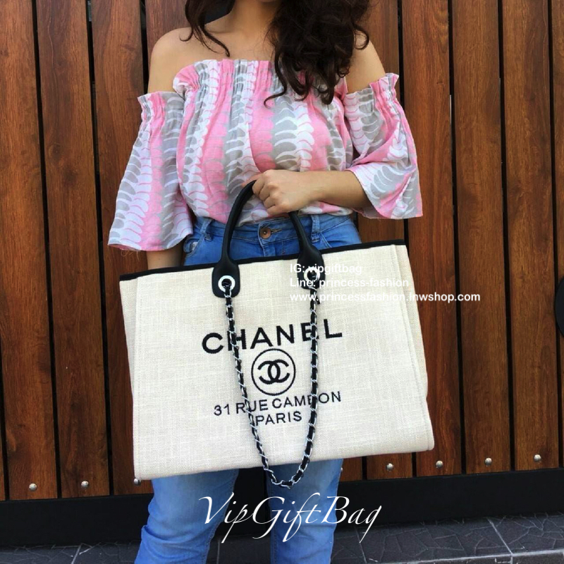 Chanel tote canvas bag จากงานพรีเมี่ยม VIP GIFT รุ่นดังเลยค้า Size ใหญ่อลัง บอกเลยว่า *งานดีที่สุด ตัวกระเป๋า กระเป๋าผ้าเป็นผ้า canvas เนื้อดีสมราคา สัมผัส นุ่มลื่นมือมากกกก อะไหล่เงินปั้มแบรนด์แท้ทั้งใบ ด้านหน้าปัก logo แบรนด์สุดหรู จุของได้เยอะมากก มีช่