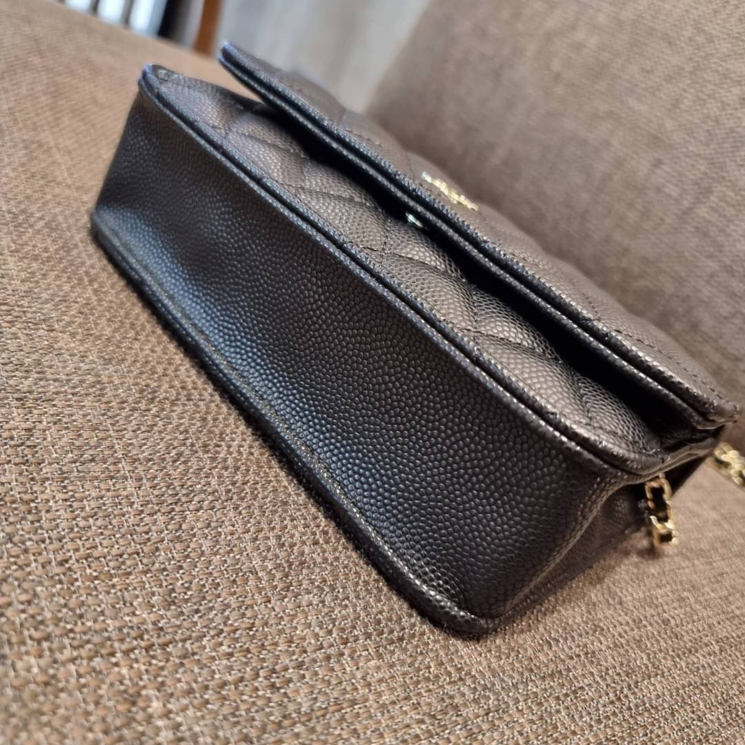 VIP 🥂 CHANEL WOC ฮอตกว่ารุ่นนี้คงไม่มีแล้ว!! เป็นรุ่นที่ถูกถามหาเยอะสุด!! ขายดีสุด!! และหมดไวมากๆ กระเป๋าสะพายข้างหนังลายคาร์เวีย มาพร้อมโซ่สะพายในตัว (ถอดออกไม่ได้) อะไหล่ทอง ดูผู้ดี้ ผู้ดี!! เปิด-ปิดกระเป๋าด้วยกระดุมแม่เหล็ก ภายในกระเป๋าเป็นช่อง