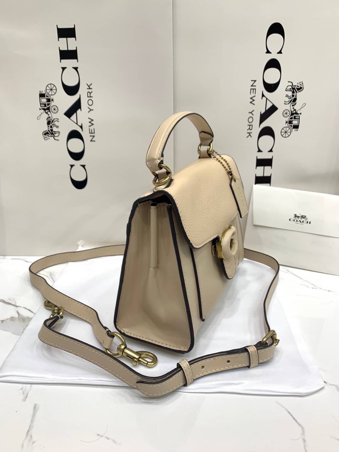 COACH TABBY TOP HANDLE 20 พร้อมส่งที่ไทยค่ะ! กระเป๋าหิ้ว//สะพายข้างได้ หนังแท้อย่างดี กหนึ่งใบทำหนังสองลายได้อย่างสวยงาม พร้อมโลโก้รุ่นใหม่ล่าสุดดูดีมากๆค่ะ เปิดปิดกระเป๋าแบบกดล็อค ภายในมีช่องหลักสองช่อง ใส่มือถือได้ทุกรุ่น;กระเป๋าเงินใบกลางได้;ของจำเป็นจ