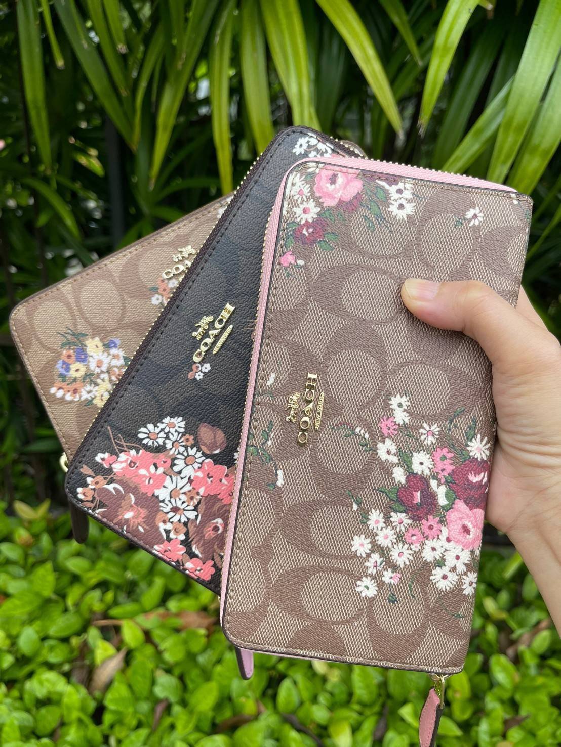 COACH ACCORDION ZIP WALLET IN SIGNATURE CANVAS กระเป๋าสตางค์ใบยาวนี้ที่เหมาะกับการใช้งานทุกรูปแบบ นอกจากเพิ่มความมั่นใจแล้ว ยังทำให้ชีวิตของเราง่ายขึ้นอีกด้วย โดยการเปิดปิดแบบซิปรอบ สามารถใส่ธนบัตร เหรียญ บัตรต่างๆได้หลายใบเลยทีเดียว ขนาดของกระเป๋าสามารถถ