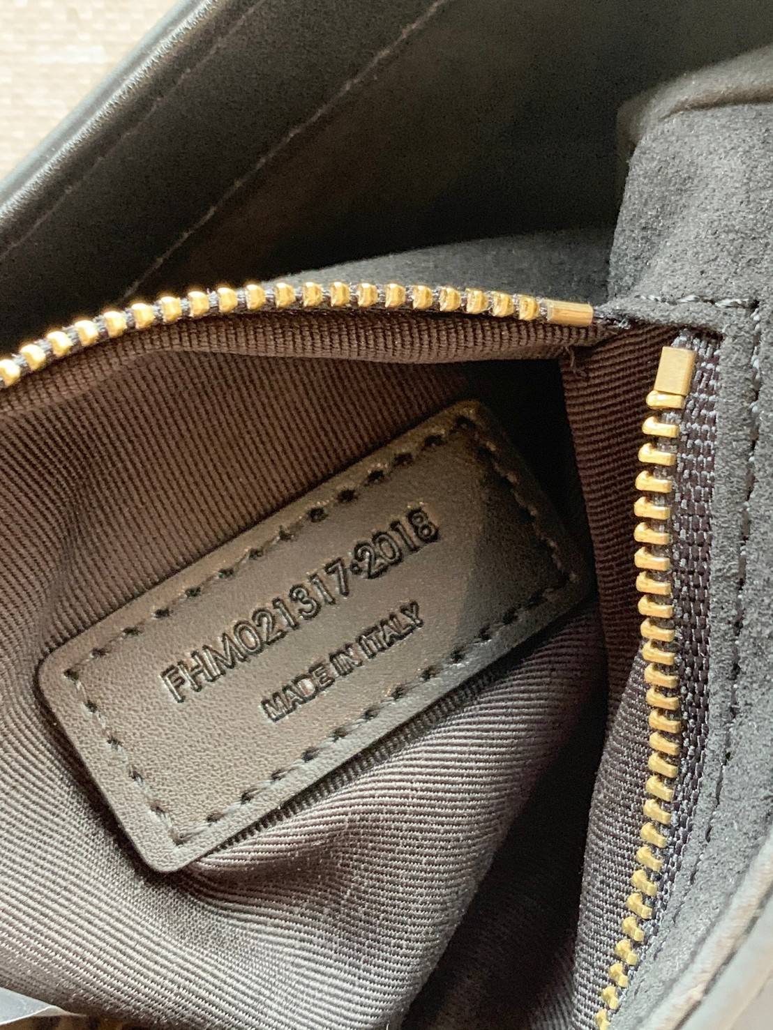 สวยสะกดทุกสายตา แรกเห็นก็หลงรักแล้วจ้าา VIP YSL Le 5 à 7 mini leather shoulder bag / YSL HOBO BAG กระเป๋าที่ดูหรู และคลาสสิคมากๆ ในตอนนี้ หนังแท้อย่างดี สัมผัสแล้วรู้สึกถึงความนิ่มของหนังเลยค่ะ