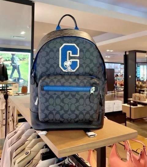 เป้รุ่นใหญ่ คู่ใจไปไหนไปกันค่าาา 🔺ใช้ได้ทั้งชาย//หญิง นะคะรุ่นนี้ Coach C5511 X Peanuts West Backpack In Signature Canvas With Varsity Patches 📌พร้อมส่ง! กระเป๋าสะพายหลังแบบมีหูหิ้ว หนังแท้อย่างดี หนังนิ่มมือดีมากค่ะ! 🌈จุดเด่นตรงด้