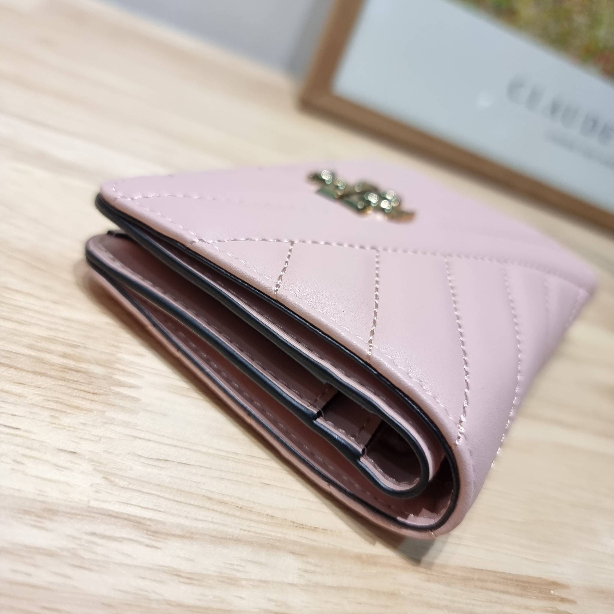 TORY BURCH KIRA CHEVRON MEDIUM SLIM WALLET กระเป๋าสตางค์ใบกลางรุ่นบาง ไม่กินพื้นที่กระเป๋า ดีไซน์เรียบหรู