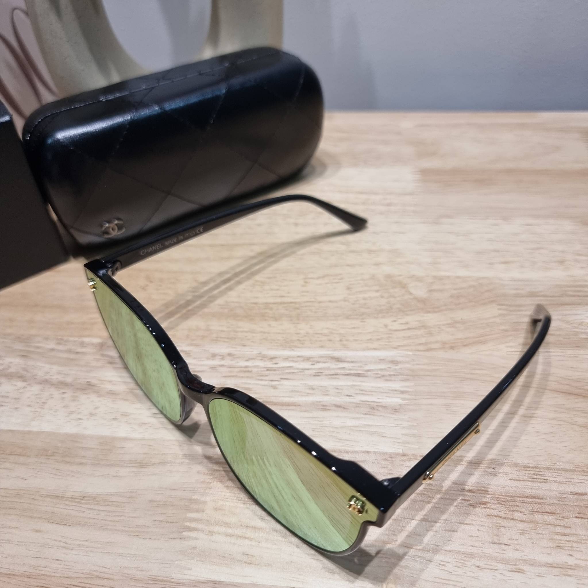 Chanel eye-glasses UV protection gift Box set สุดคุ้ม มาพร้อมอุปกรณ์ครบเซ็ท ดีไซน์ชิคมากแม่!! รับรองไม่ซ้ำใคร ใส่เสริมโหงวเฮ้ง ดูผู้ดี มีพกติดตัวไว้ไม่ตกเทรนด์ ใช้ได้ทุกโอกาส ทุกสถานการณ์ ใส่ที่บ้านถนอมสายตา