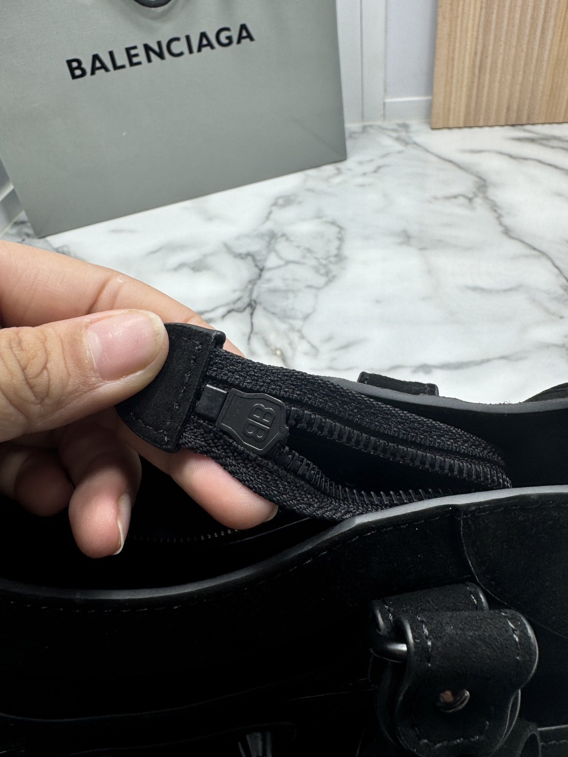 ORI หนังแท้ | Balenciaga Le City suede bag กระเป๋าถือ/สะพายข้างดีไซน์โดดเด่นสวยเท่ล้ำสมัย ใหม่ล่าสุดงานหนังกลับที่สุดแห่งความไอคอนิกไม่เหมือนใคร มีกิมมิคและลูกเล่นแพรวพราว