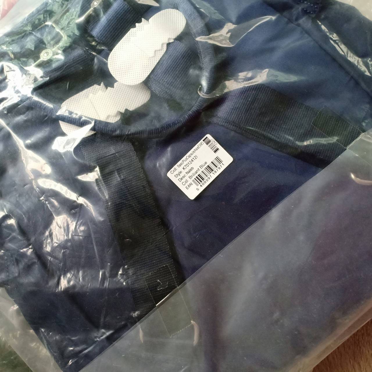 kipling mini bagpack กระเป๋าเป้ขนาดกลางกำลังดี วัสดุไนลอนกันน้ำ ปานกลาง ด้านหน้ามีช่องเล็ก โลโก้แบรนด์ มาพร้อมพวงกุญแจ ลายหินอ่อนรูปหัวใจ ช่องใหญ่เปิดปิดด้วยซิปบน ภายใน แบ่งช่องเป็นสัดส่วน มีช่องเล็ก และช่องซิปค่ะ