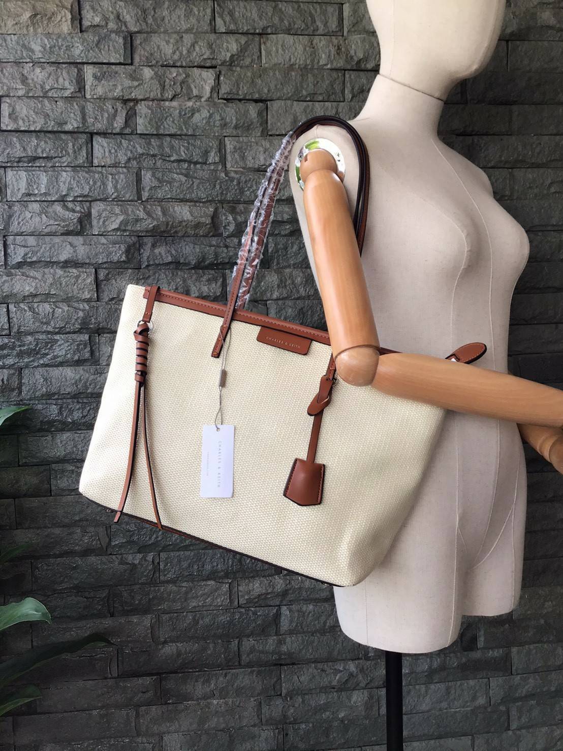 Charles & Keith Black Textured Tote Bag ฮอตฮิตตลอดกาลสำหรับรุ่นนี้ รุ่นยอดนิยม!! มากี่รอบกี่รอบก็ขายดี ใครไม่มีรุ่นนี้ติดตู้ไว้ถือว่าเชยมาก(!!) กระเป๋าสะพายทรง Shopping bag ใบใหญ่จุของได้ใจ น้ำหนักเบา โดดเด่นด้วย Textured วัสดุสานรอบใบ ตัดขอบหนัง สวยอยู่ท