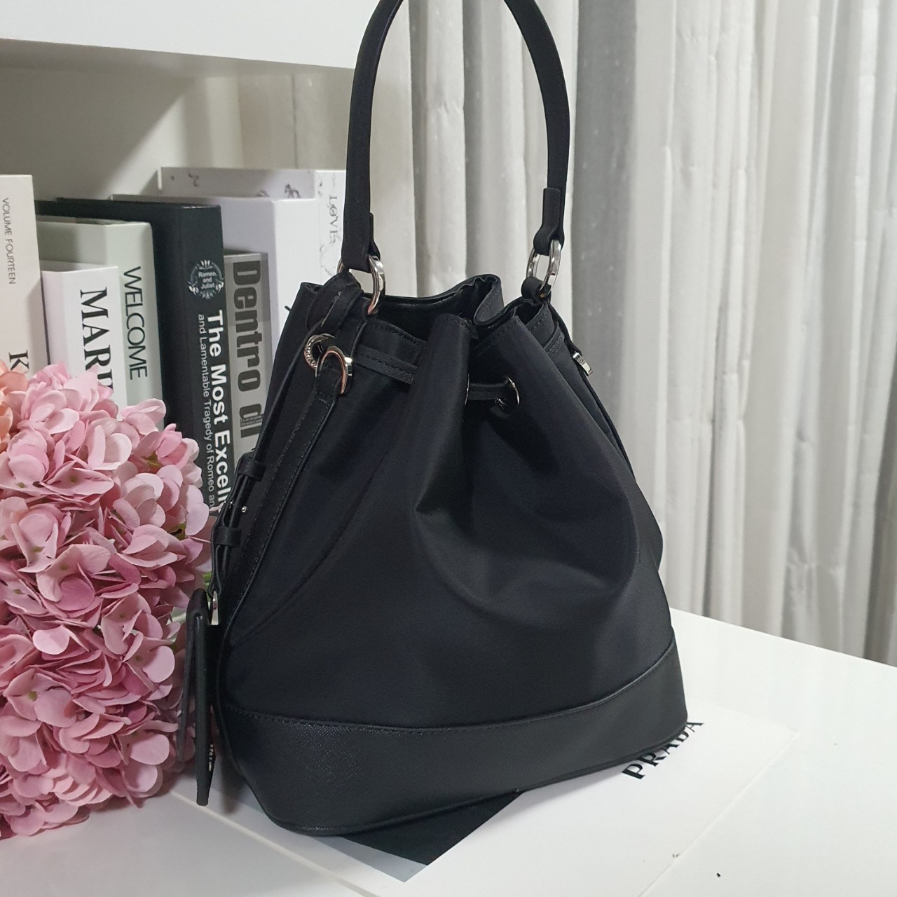 สินค้าใหม่!! NEW ARRIVIAL **ทรงขนมจีบไซส์ใหญ่ 🐰 งานพรีเมี่ยมกิ้ฟ จากเคาเตอร์ต่างประเทศ จากแบรนด์ PRADA วัสดุ NYLON สลับหนัง SAFFIANO ดีไซน์สวยหรูมากค่า เนื้อหนาซับในอย่างดี อะไหล่เงินทั้งใบ จุดเด่นคือ กระเป๋าสามารถ จุของได้เยอะมาก ด้านในมีช่องใส่ข