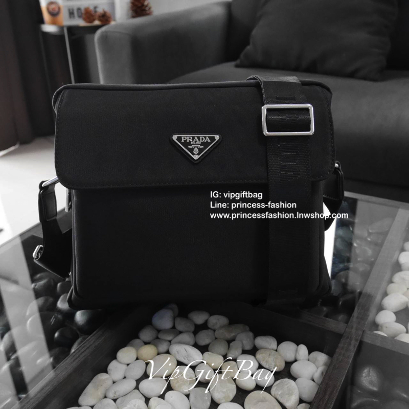 ทรงยอดฮิต จะใช้อีกกี่ปีทรงนี้ก็ยังฮิตตลอดคะ กับแบรนด์ Prada messenger ตัวกระเป๋าทำจากผ้าPolyester อย่างหนา สามารถกันน้ำได้ อะไหล่เงินทั้งใบ ด้านในบุผ้าลายแบรนด์อย่างดี และโลโก้แบรนด์ด้านใน มีช่องแบ่งของได้2ช่อง และยังมีช่องกระเป๋าด้านหน้าอีกหนึ่งช่อง ใส่ข