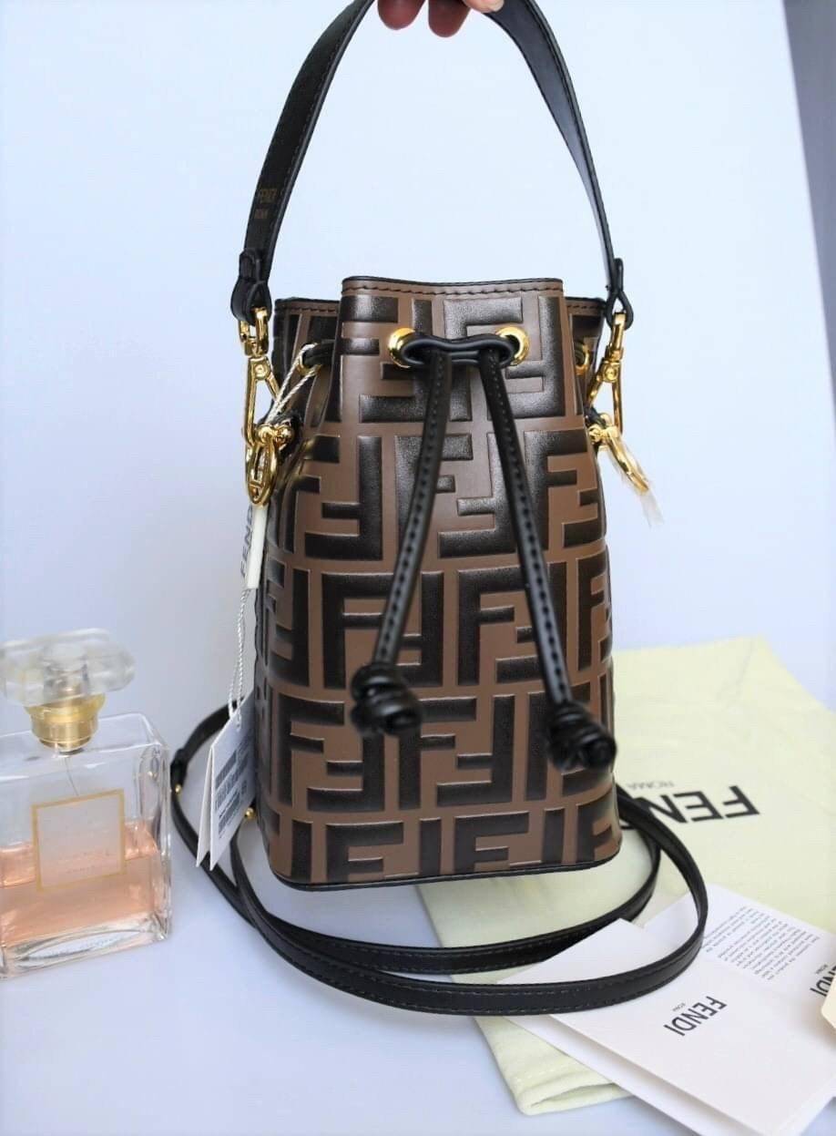 Fendi MonTresor mini Bucket Bag กระเป๋าถือหรือสะพายข้าง วัสดุหนังแท้หนังแข็ง ทรงขนมจีบ ลายแบรนด์ อะไหล่ทองหรูหรา จุของได้เยอะ น้ำหนักเบา ตั้งอยู่ทรง ด้านในโล่ง มี2สาย สายสั้น+ยาว ถอดสายได้ Crossbody ได้ สายยาวปรับระดับได้ คุ้มสุดๆ ใบนี้ไม่ควรพลาดค่ะ ดาราเ