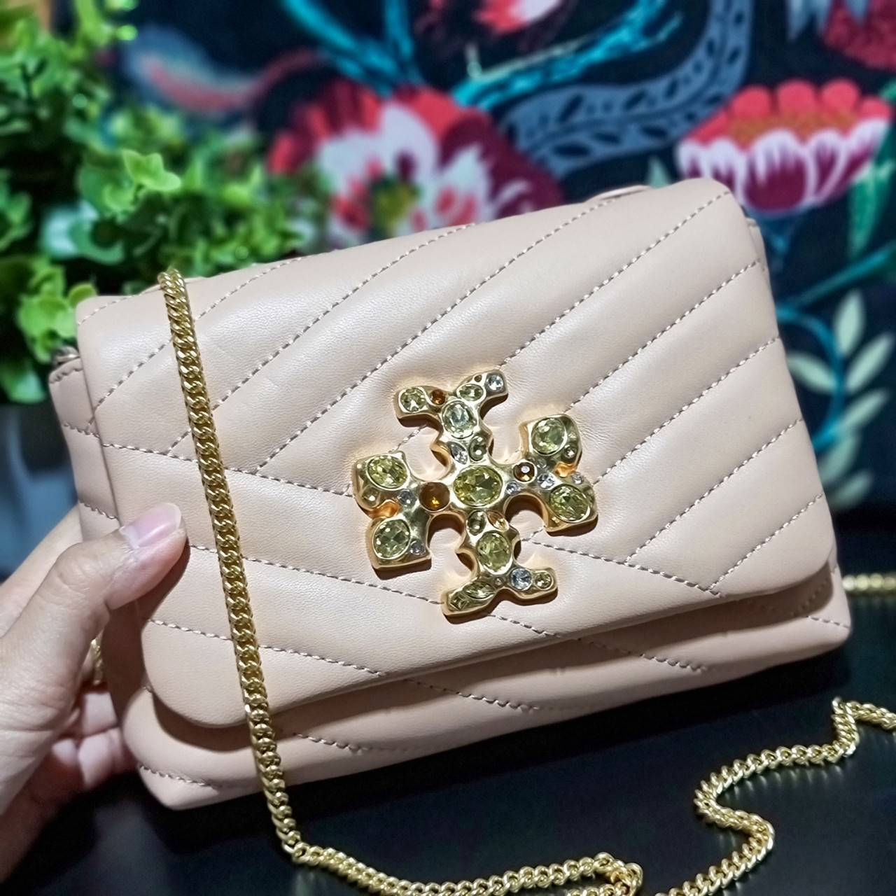 TORY BURCH KIRA CHEVRON EMBELLISHED LOGO MINI BAG ตามคำเรียกร้องจ้า!! ไซส์มินิ สะดวกใช้ พกพาง่าย สไตล์คุณหนู!! กระเป๋าสะพายข้าง ดีไซน์ทรงคลาสสิค โดดเด่นด้วยโลโก้ดีไซน์ประดับเม็ดสี เพิ่มมูลค่าและดึงดูดสายตามากขึ้น วัสดุหนังแกะ สัมผัสนิ่มมือ เปิด-ปิดด้วยกระ