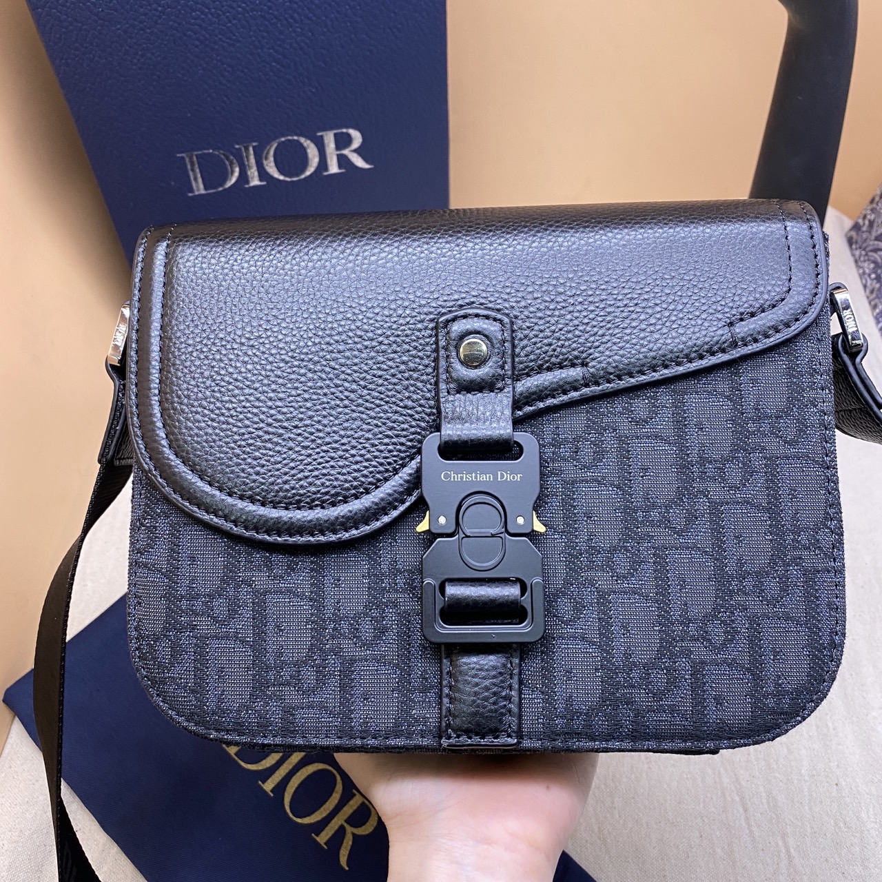 DIOR Small Saddle Messenger Bag with Flap กระเป๋าทรงแมสเซ็นเจอร์รุ่นฮิต เกรดออริ สลับแท้ 1:1 ใช้ต่างประเทศได้