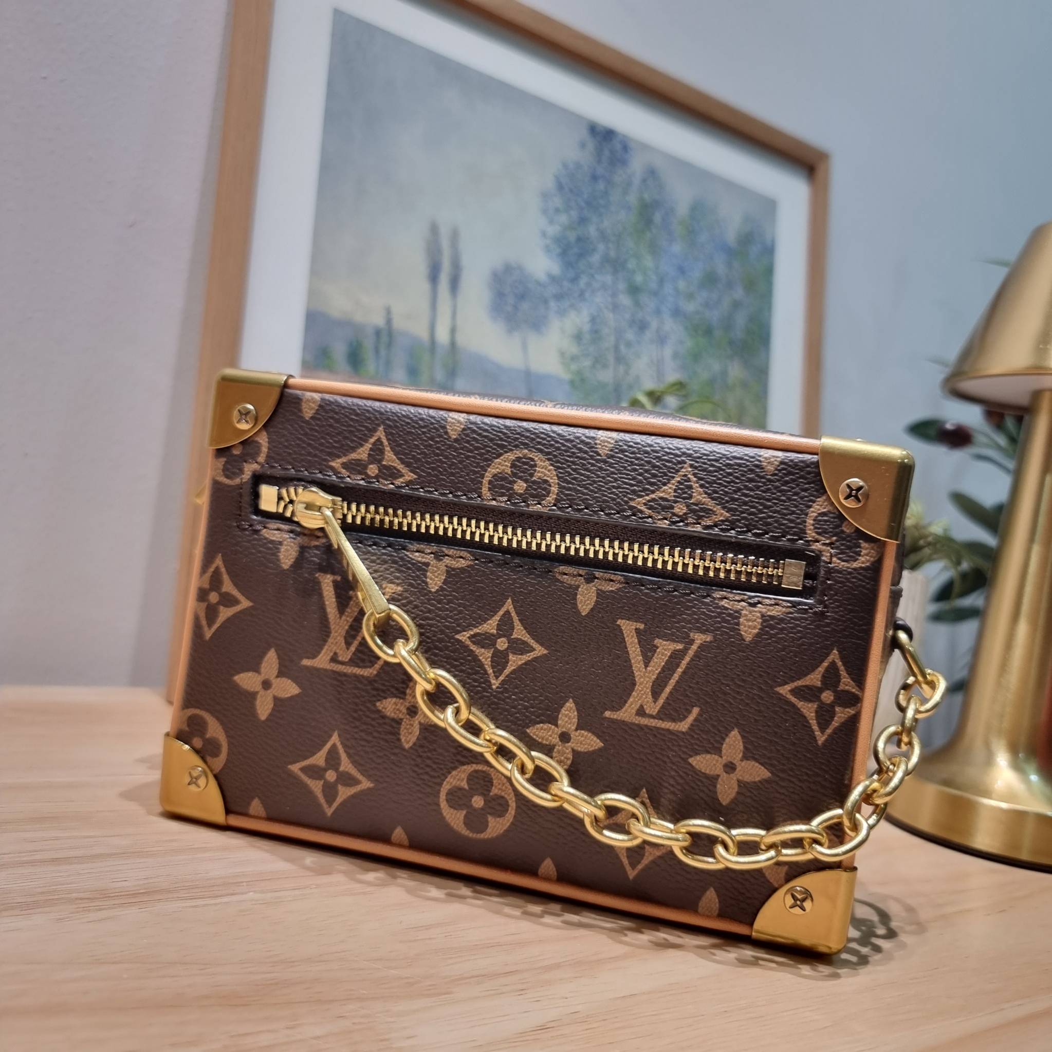 LV MINI SOFT TRUNK ไอเท็มหรูหราย้อนยุค ผสมผสานความทันสมัย ด้วยการตกแต่งขอบด้วยโลหะ รูปทรงกล่องสัดส่วนสวยลงตัว โดดเด่นชวนมอง