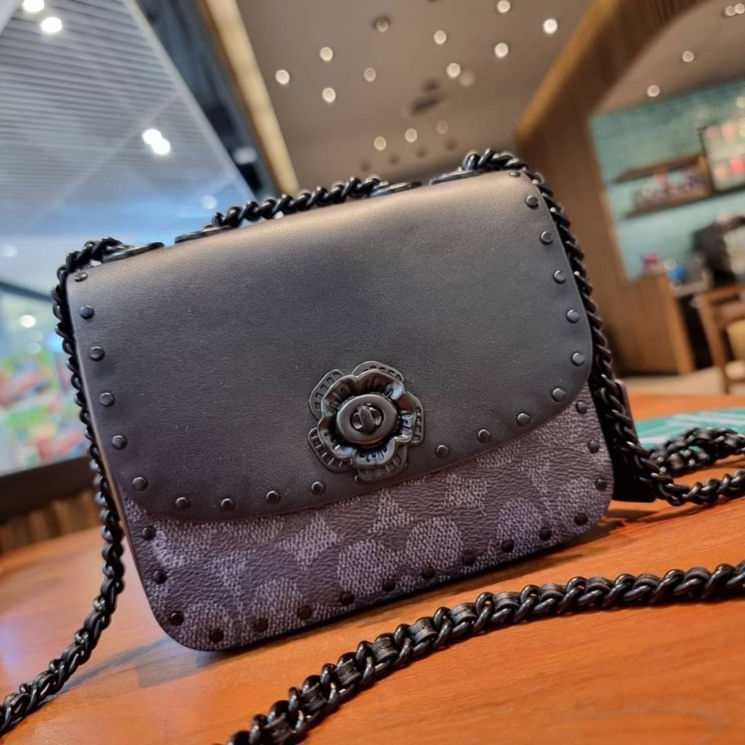 COACH C2462 MADISON SHOULDER BAG 16 IN SIGNATURE CANVAS WITH RIVETS กระเป๋าสะพายข้าง ไซส์กะทัดรัด พกพาง่าย น้ำหนักเบา ดีไซน์สวย โดดเด่นด้วยตัวล็อครูปดอกไม้ สีสันตกแต่งตัดกันกับลายซีอย่างลงตัว วัสดุหนังแคนวาสเคลือบลาย ภายในแบ่งสัดส่วนให้อย่างดี มาพร้อมสายส