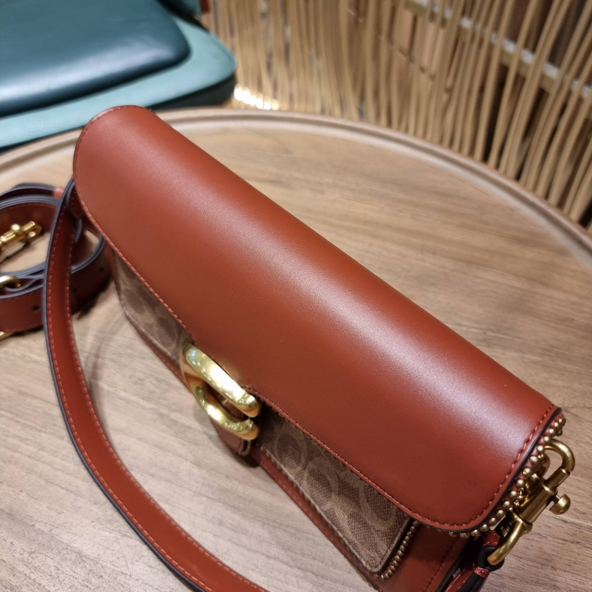 COACH TABBY SHOULDER BAG 26 IN SIGNATURE CANVAS WITH BEADCHAIN (6793,91215) กระเป๋าสะพายไหล่ ดีไซน์วินเทจย้อนยุค สวยคมชัด คลาสสิคใช้ได้ทุกลุค วัสดุหนังแท้สลับหนังแคนวาสเคลือบลาย เปิด-ปิดด้วยแม่เหล็กในตัว รับรองแน่นหนา ด้านหลังมีช่องแยก ภายในเป็นช่องโล่ง ข