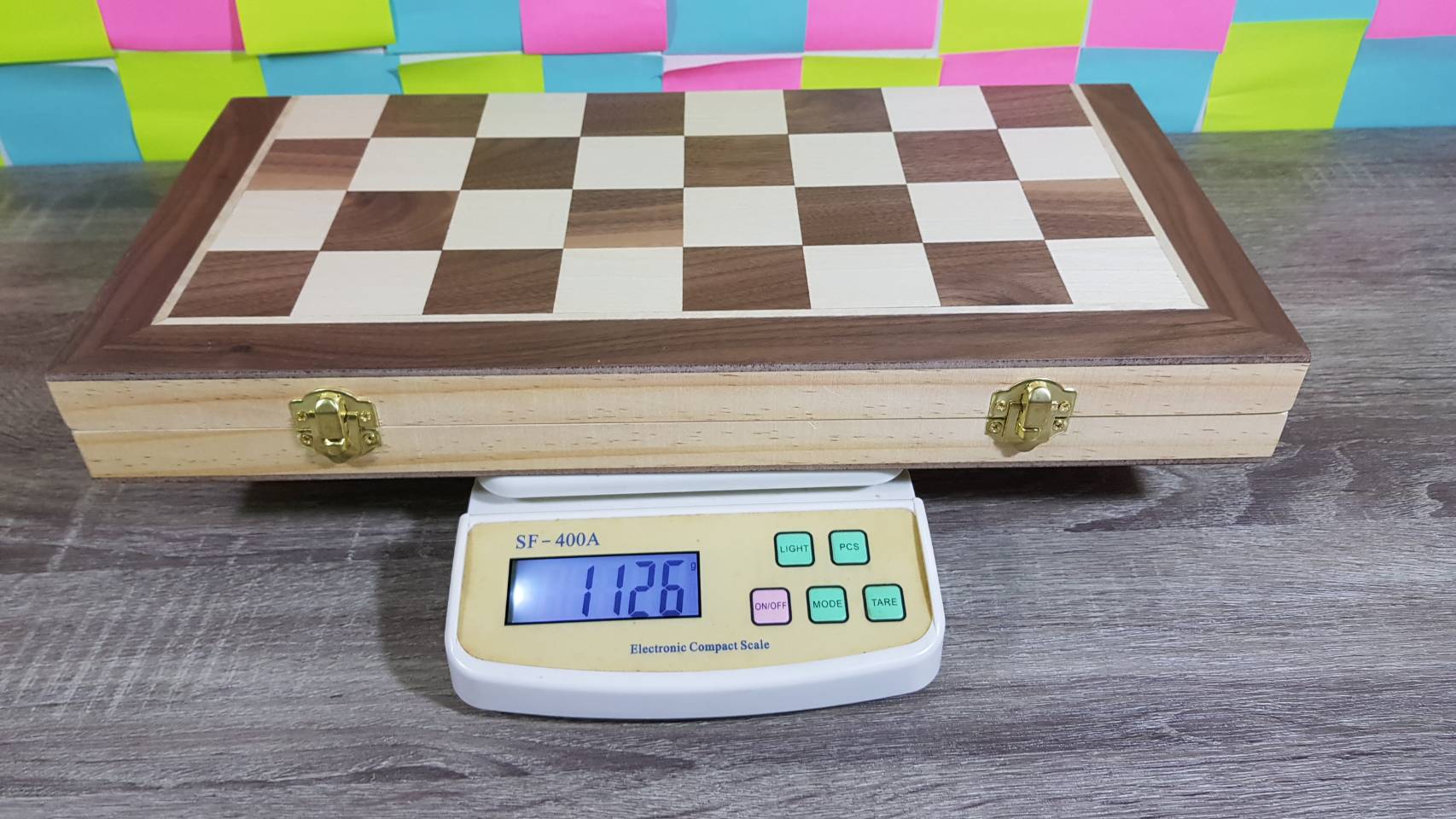 ชุดหมากรุกสากลแบบตัวไม้กระดานไม้และเป็นแม่เหล็กมีช่องเก็บหมากอย่างดี (ขนาดกระดาน39x39cm.)