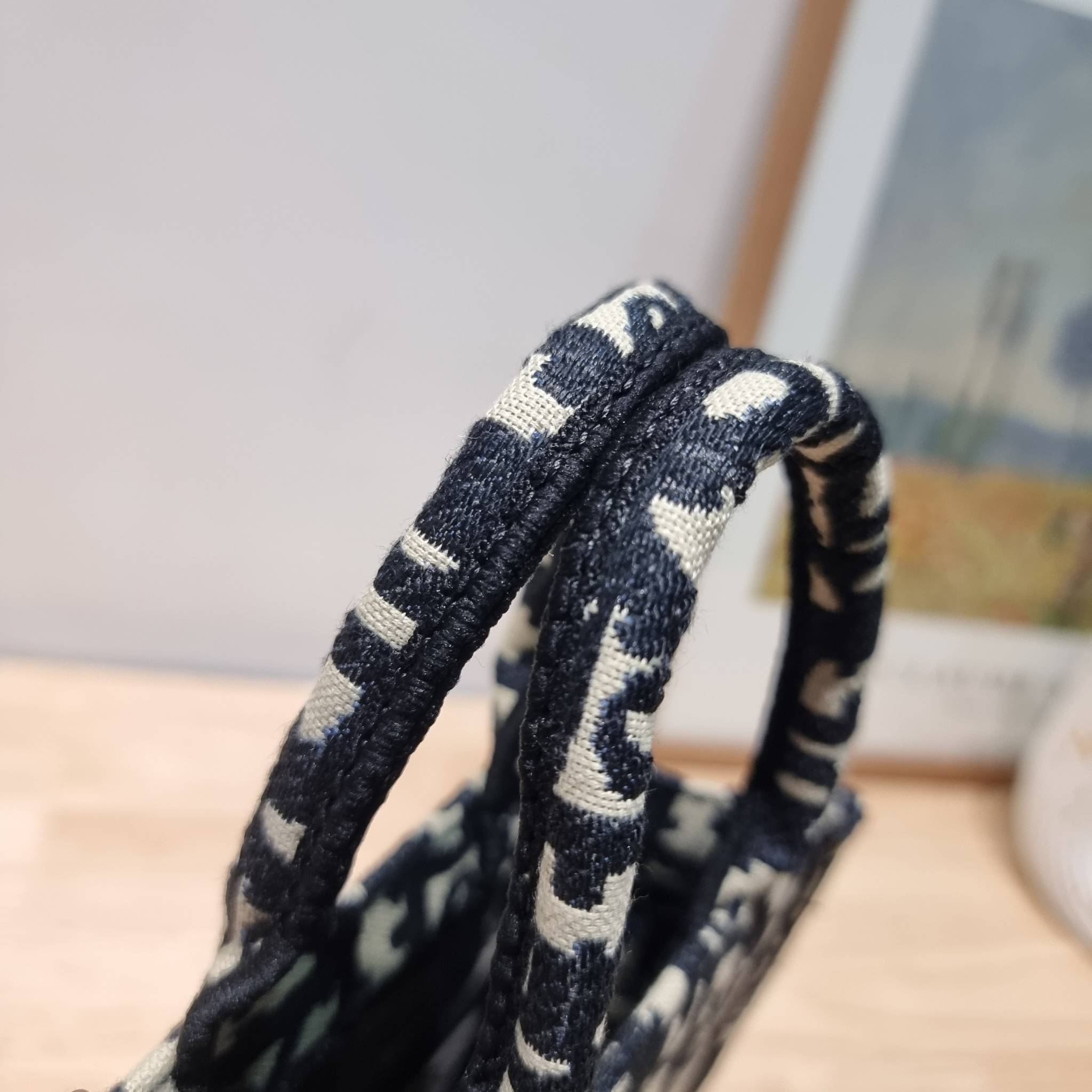 Dior mini book tote phone bag / CD MINI SHOPPING BAG น้องคนสวย ไซส์มินิ ขนาดเล็กน่ารัก น่าใช้มากกกก!! ดีไซน์คลาสสิควินเทจ สวยหรู