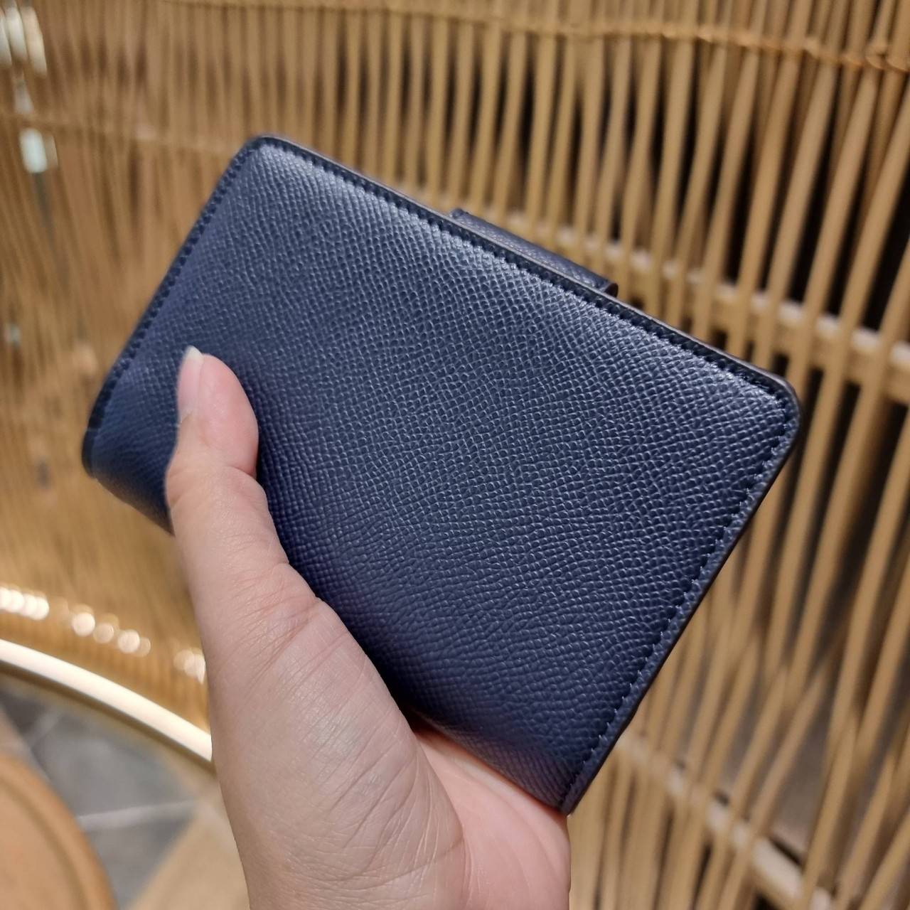 COACH 6390 MEDIUM CORNER ZIP WALLET เดอะเบสท์รุ่นที่สาวๆตามหา!! ดีไซน์ใหม่ สวยสะกด!! กระเป๋าสตางค์ใบกลาง สีคลาสสิค เรียบแต่แฝงความหรู บอกเลยว่ามันละมุนมาก!! ด้วยวัสดุหนัง crossgrain ที่ดูแลรักษาง่าย และยังดูผู้ดี ถือใช้แล้วขับผิวทุกสี ภายในมีช่องใส่บัตรแล