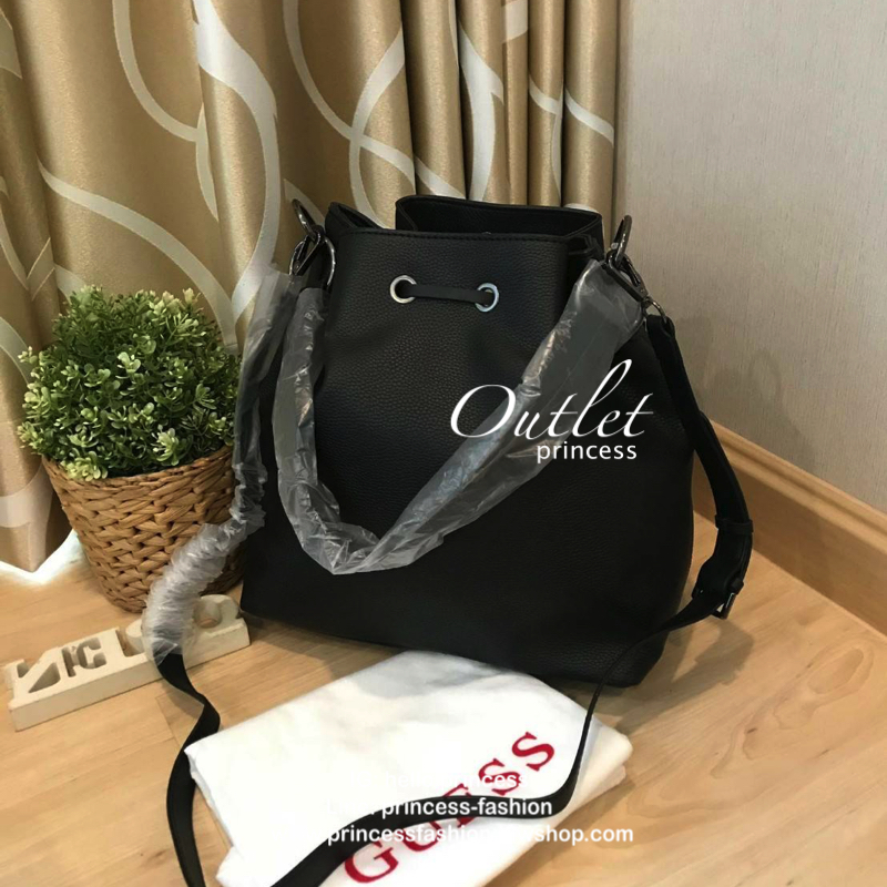 Guess Drawstring Bucket Bag With Strap GUESS. DRAWSTRING BUCKET BAG WITH STRAP กระเป๋าถือหรือสะพายแบรนด์ดังรุ่นยอดนิยม วัสดุหนังแกะสังเคราะห์แบบนิ่มสวยอยู่ทรง ด้านหน้าประดับโลโก้ เปิดปิดแบบ Drawstring ภายในกว้างมีช่องซิปและโลโก้ ใส่ ipad และของใช้ได้เยอะ 