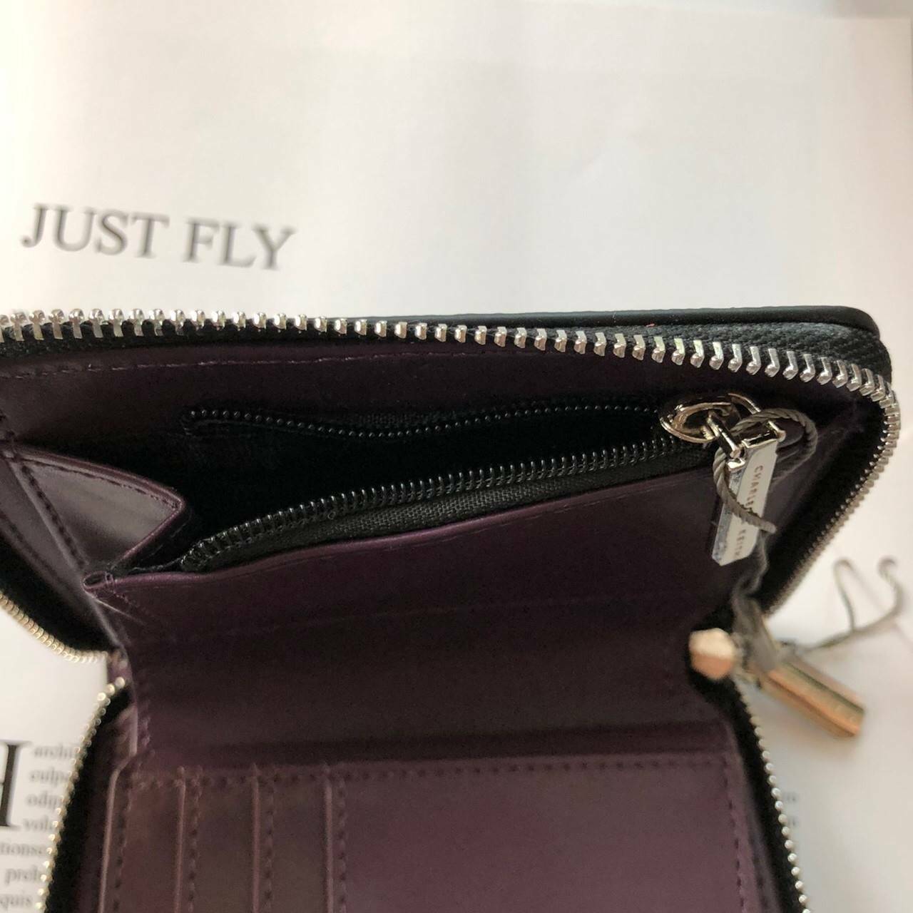 กระเป๋าสตางค์ใบสั้น CHARLES & KEITH เปิด - ปิดกระเป๋าด้วยซิปรอบ ด้านในมีช่องใส่บัตร ช่องใส่ธนบัตร ช่องใส่รูป และช่องซิปค่ะ