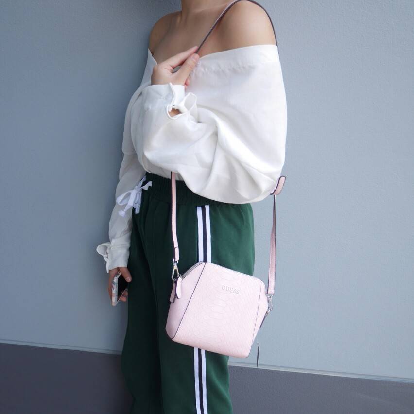 New arrival! กระเป๋าสะพายข้าง หนังจระเข้ ขนาดกระทัดรัด ยี่ห้อ Guess มาพร้อมกับสายหนัง และพื้นที่เก็บของอย่างจุใจ ด้วยดีไซน์เรียบหรูทำให้เข้ากับชุดได้หลากหลายสไตล์ กระเป๋าสะพาย GUESS ผลิตจาก PU แบบนิ่ม เปิด-ปิดด้วยซิป เพิ่มความหรู โดดเด่นด้วย ตกแต่งดีเทลโล
