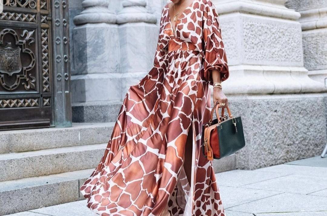 OUTLET 】COACH ROGUE 25 IN COLORBLOCK (C5575) ที่สุดแห่งความหรูหรา สุดคลาสสิค 🌺กระเป๋าหนังแท้คุณภาพเยี่ยม สัมผัสนิ่มละมุนจนต้องหลงรัก ด้านข้างเพิ่มความสวยเก๋ด้วยหนังกลับ อยู่ทรงสุดสวย น่าใช้ น่ามอง จนใครๆต้องเหลียวหลังตาม//ด้านในมี 2 ช่องกว้าง กับอ