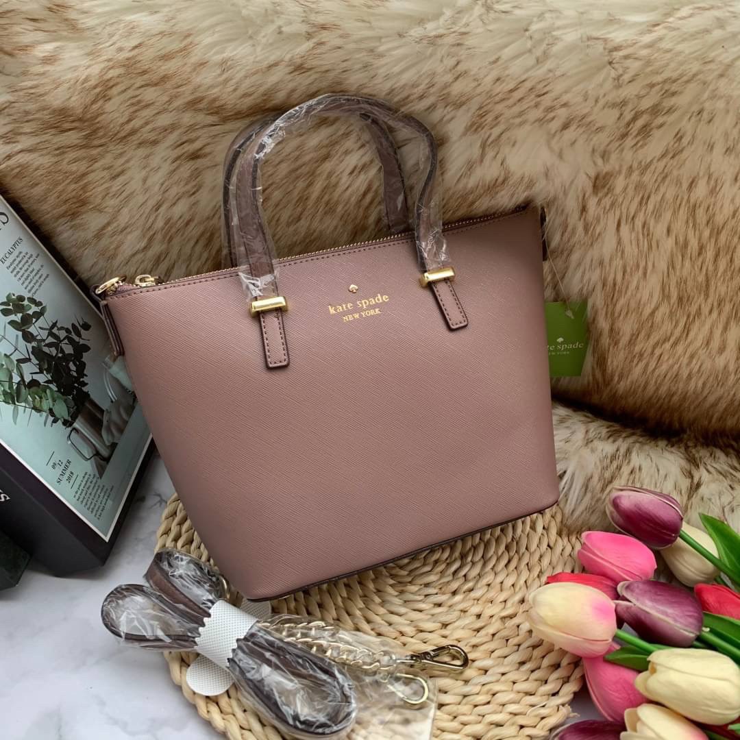 ของแท้ 💯% Kate Spade New York Cross Body Bag กระเป๋าถือหรือสะพาย หนัง Saffiano ภายในมีช่องซิปและช่องเล็ก มีหมุดรองฐานกันรอย 4 มุม อะไหล่ทองทั้งใบ ขนาดกำลังดี ใส่กระเป๋าสตางค์ยาวได้ค่ะ