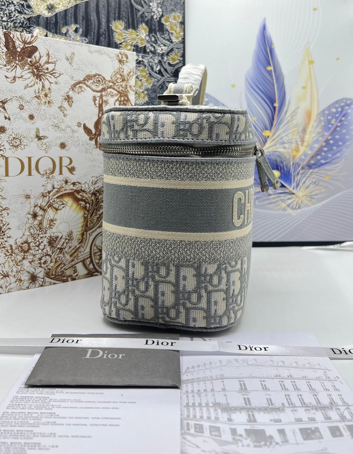 22cm Medium DiorTravel Vanity Case กระเป๋าใส่เครื่องสำอางใบกลาง จุของได้เยอะ มาพร้อมกับลวดลาย Oblique ปักอย่างประณีตและประดับด้วยสัญลักษณ์ Christian Dior Paris มาพร้อมสายสะพายและหูจับในตัว