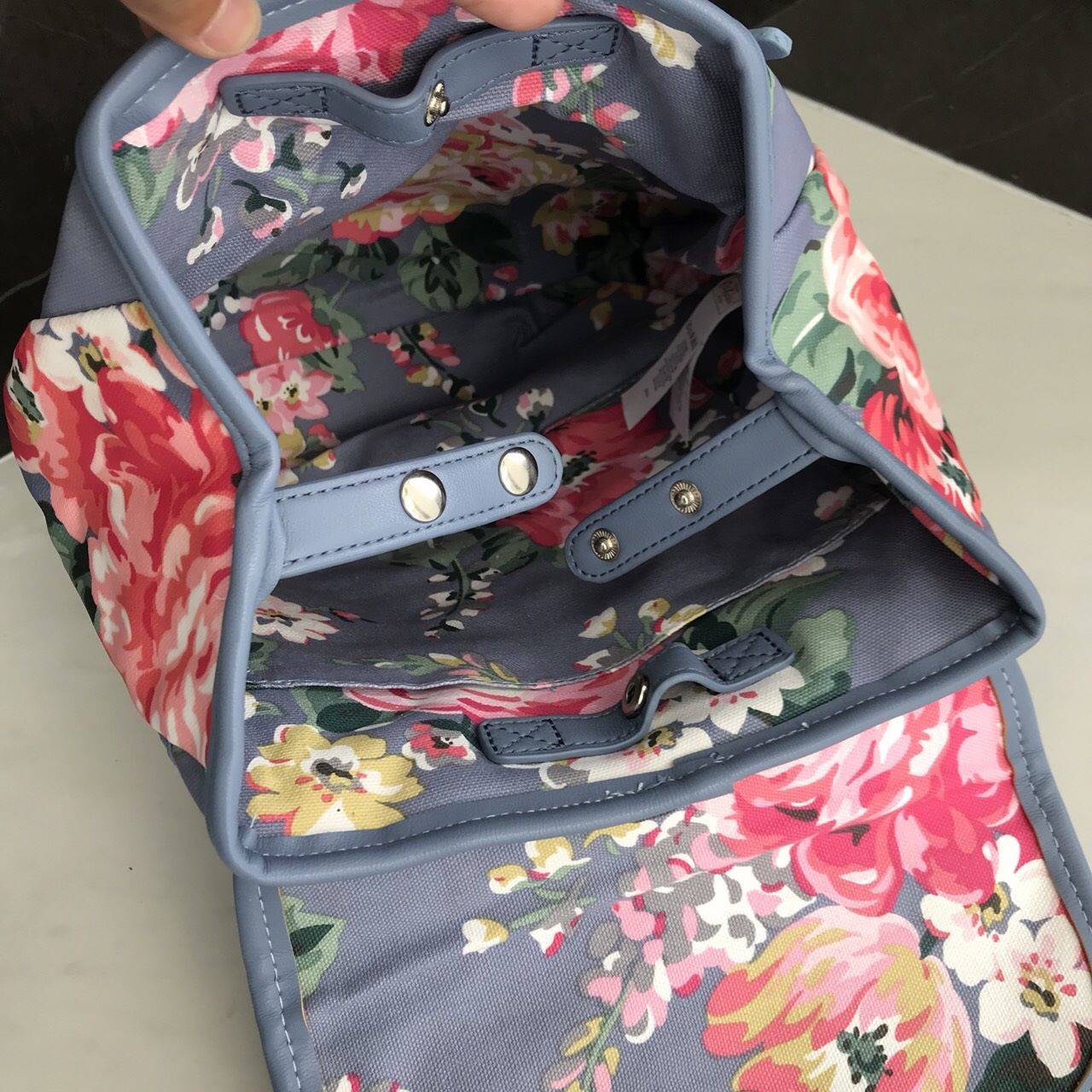 Cath Kidston Backpack Bag กระเป๋าถือหรือเป้สะพายหลัง วัสดุCanvas+Polyester อย่างดี เนื้อหนา น้ำหนักเบา ประดับโลโก้ด้านหน้า เปิดปิด ด้วยกระดุมเเม่เหล็กทั้งด้านนอก/ใน มีช่องซิปด้านหน้าใส่ กระเป๋าสตางค์ หรือมือถือได้ หัวซิปหนังปั๊มโลโก้ ภายในมี ช่องเล็ก 1 ช่