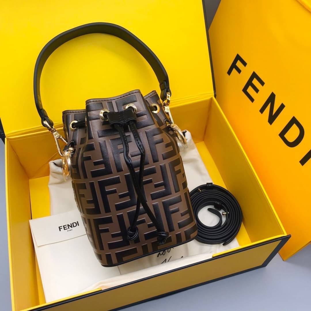 Ori Fendi MonTresor mini Bucket Bag 12cm กระเป๋าถือหรือสะพายข้าง วัสดุหนังแท้ทรงขนมจีบ ลายแบรนด์ อะไหล่ทองหรูหรา จุของได้เยอะ ตั้งอยู่ทรง ด้านในโล่ง มี2สาย สายสั้น+ยาว ถอดสายได้ Crossbody ได้ สายยาวปรับระดับได้ คุ้มสุดๆ ใบนี้ไม่ควรพลาดค่ะ ดาราเซเลปใช้กันเ