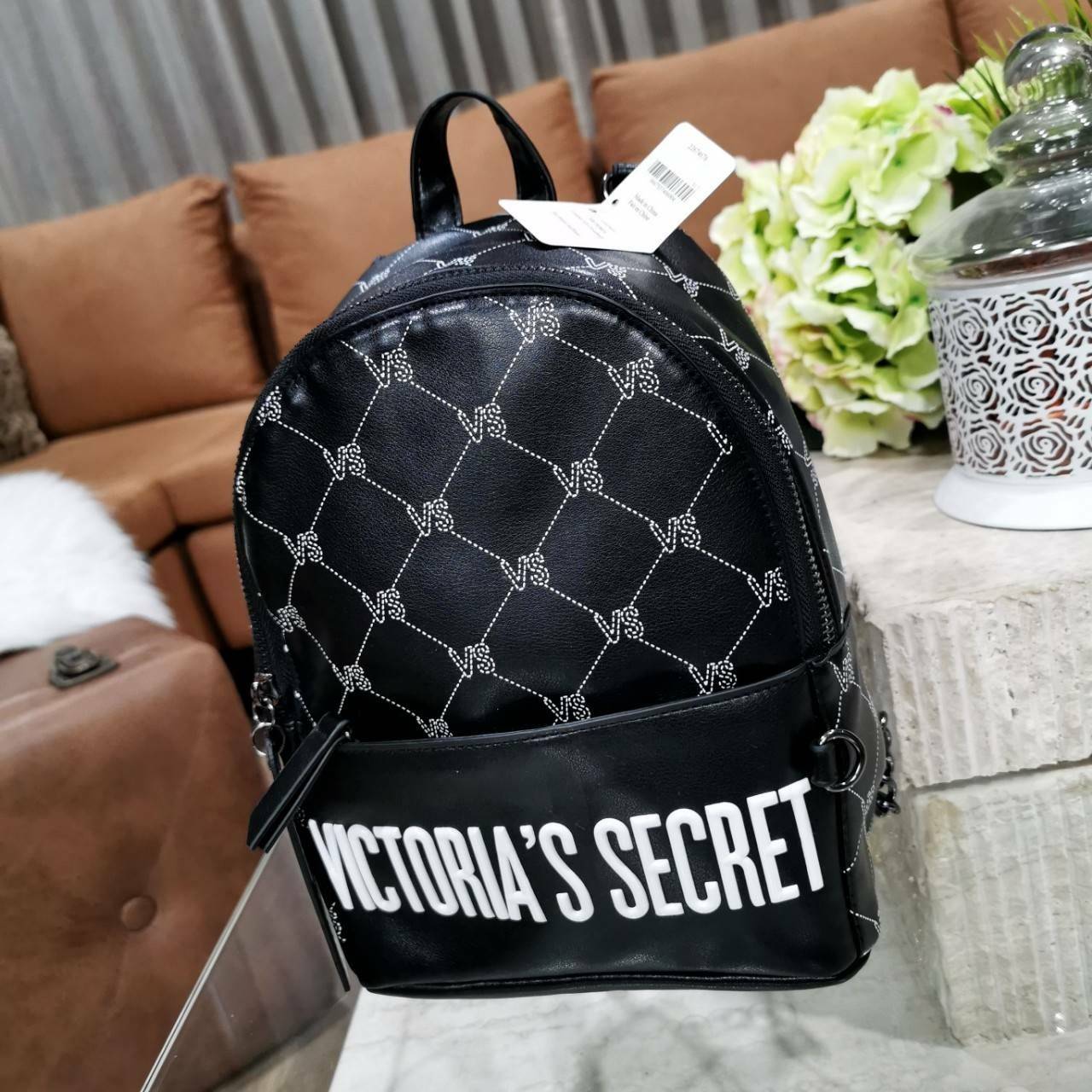 VICTORIA's SECRET MONOGRAM MINI CITY BACKPACK กระเป๋าเป้รุ่นใหม่ล่าสุดวัสดุหนังเรียบลาย Monogram ดีไซน์สวยดู Cool ขนาดมินิ น้ำหนักเบา เปิดปิดด้วยซิปสะดวกใช้ ด้านหน้ามีช่องซิป หูจับถนัดมือ สายสะพายปรับระดับได้ สวยน่าใช้มากๆค่ะ ไอเท็มใหมาชนช็อป! ราคาสุ