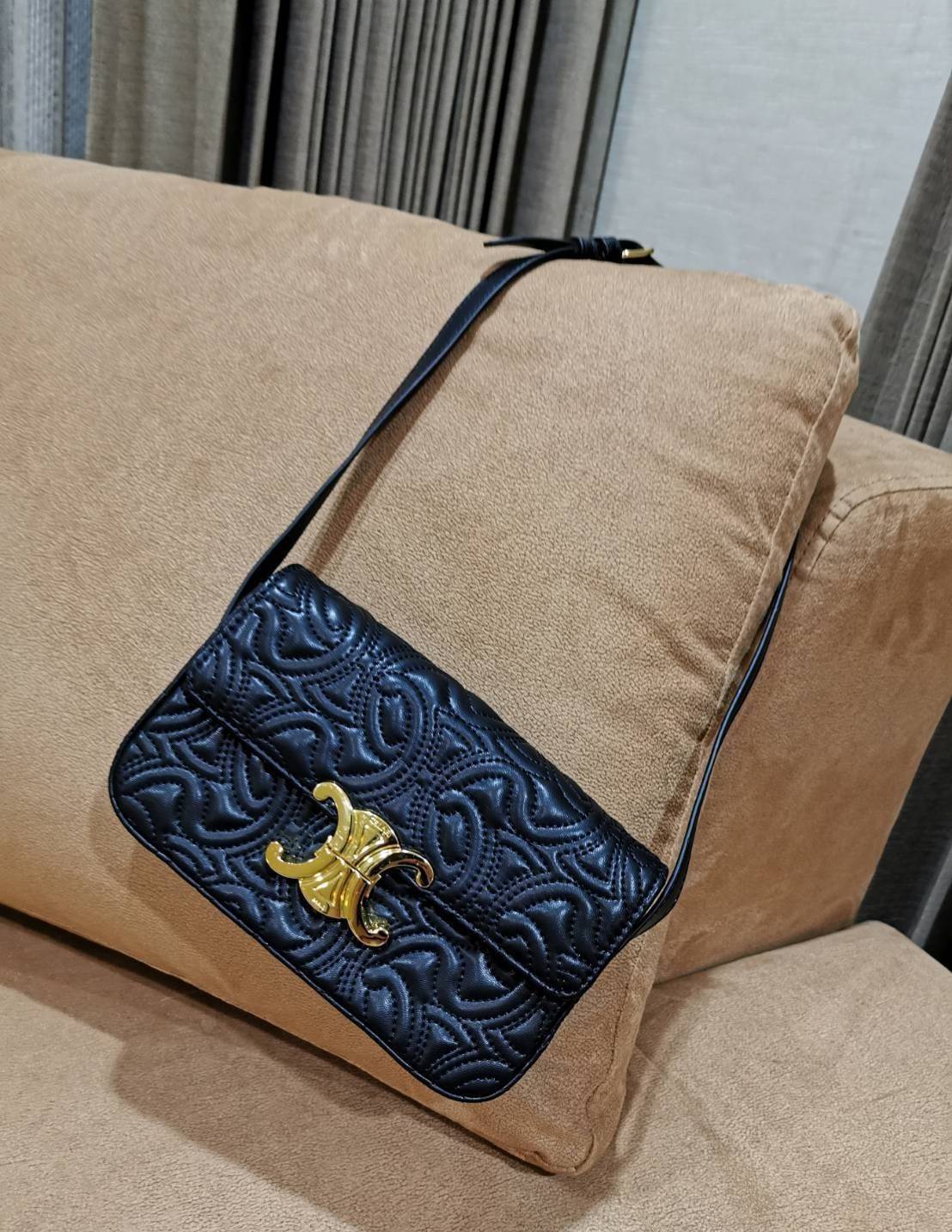 พร้อมส่งความสวย! ไอเท็มหายาก! ห้ามพลาดค่ะ! CELINE TRIOMPHE SHOULDER BAG VIP วัสดุหนังแท้ลวดลายเอกลักษณ์ของ CELINE TRIOMPHE ดีไซน์ยอดนิยมสไตล์สาว LISA เปิดปิดด้วยฝาปิดโลโก้แบรนด์อะไหล่ทอง ภายในโล่งกว้าง ใส่มือถือ กระเป๋าสตางค์ เครื่องสำอางค์ ของใช้จุกจิกได