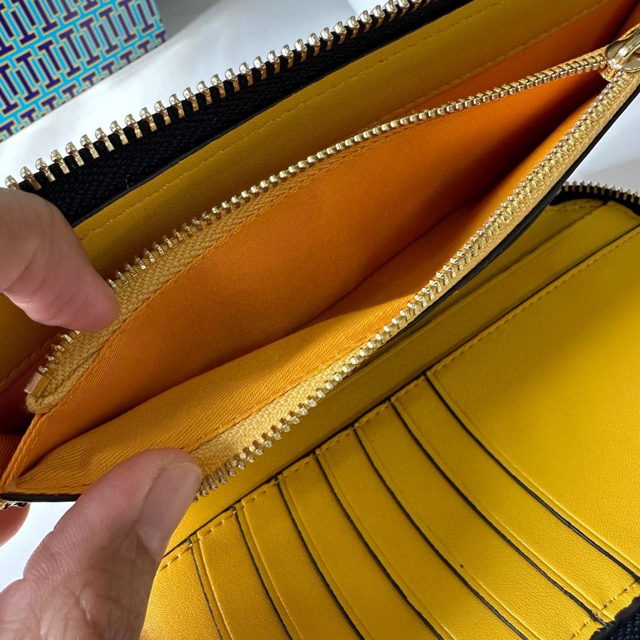 TORY BURCH T MONOGRAM JACQUARD ZIP CONTINENTAL WALLET 79383 กระเป๋าสตางค์ผ้าแคนวาสลายโมโนแกรมตัว T