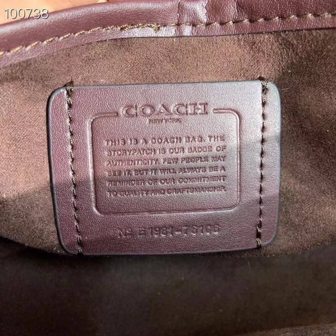 OUTLET 】COACH Tabby Shoulder Bag พร้อมส่งที่ไทย A modern take on an archival 1970s Coach design, our structured Tabby shoulder bag is crafted in polished pebble leather. Finished with our Signature hardware for an iconic touch, the versatile silhouette fe