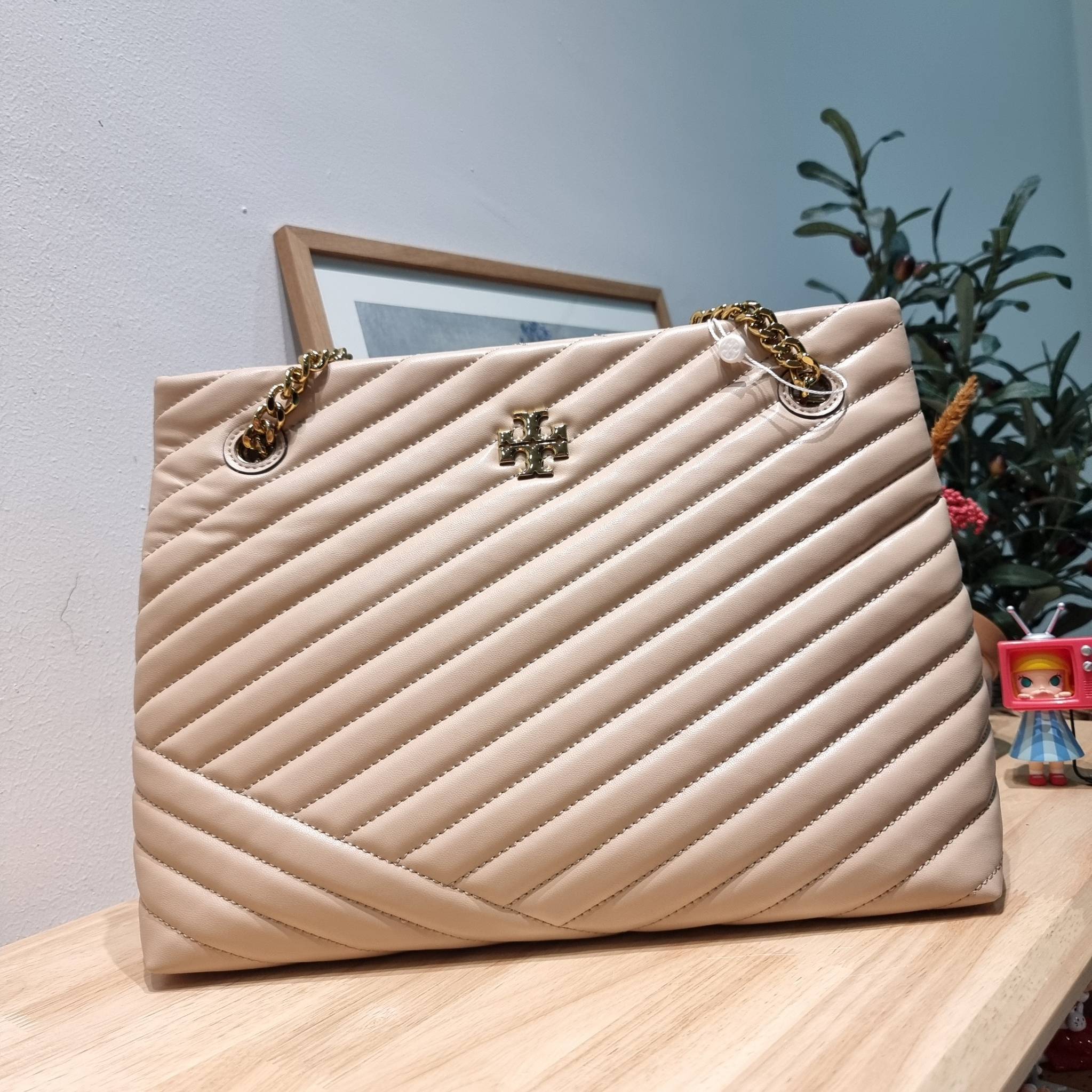 TORY BURCH KIRA CHEVRON TOTE กระเป๋าสะพายรุ่นที่ใครๆก็ต้องมี กับทรงโท้ทไซส์ใหญ่ ใช้ยังไงก็ดูหรู ดีไซน์เฉพาะตัว วัสดุหนังสัมผัสนิ่ม