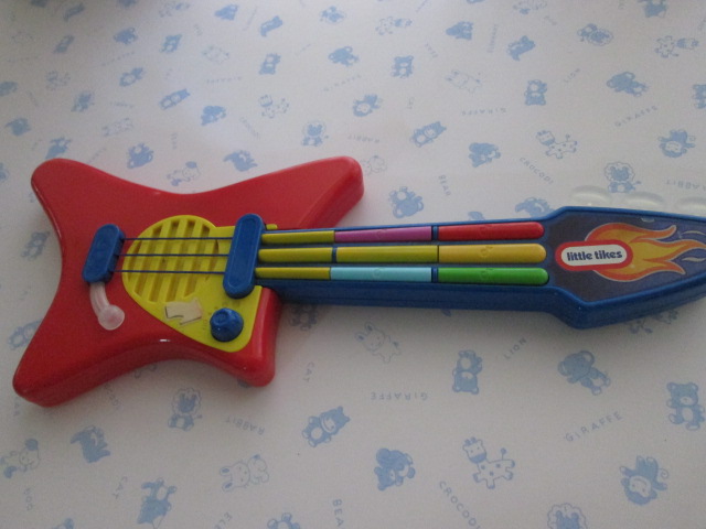 Little Tikes Pop Tunes Big Rocker Guitar ของเล่นมือสอง