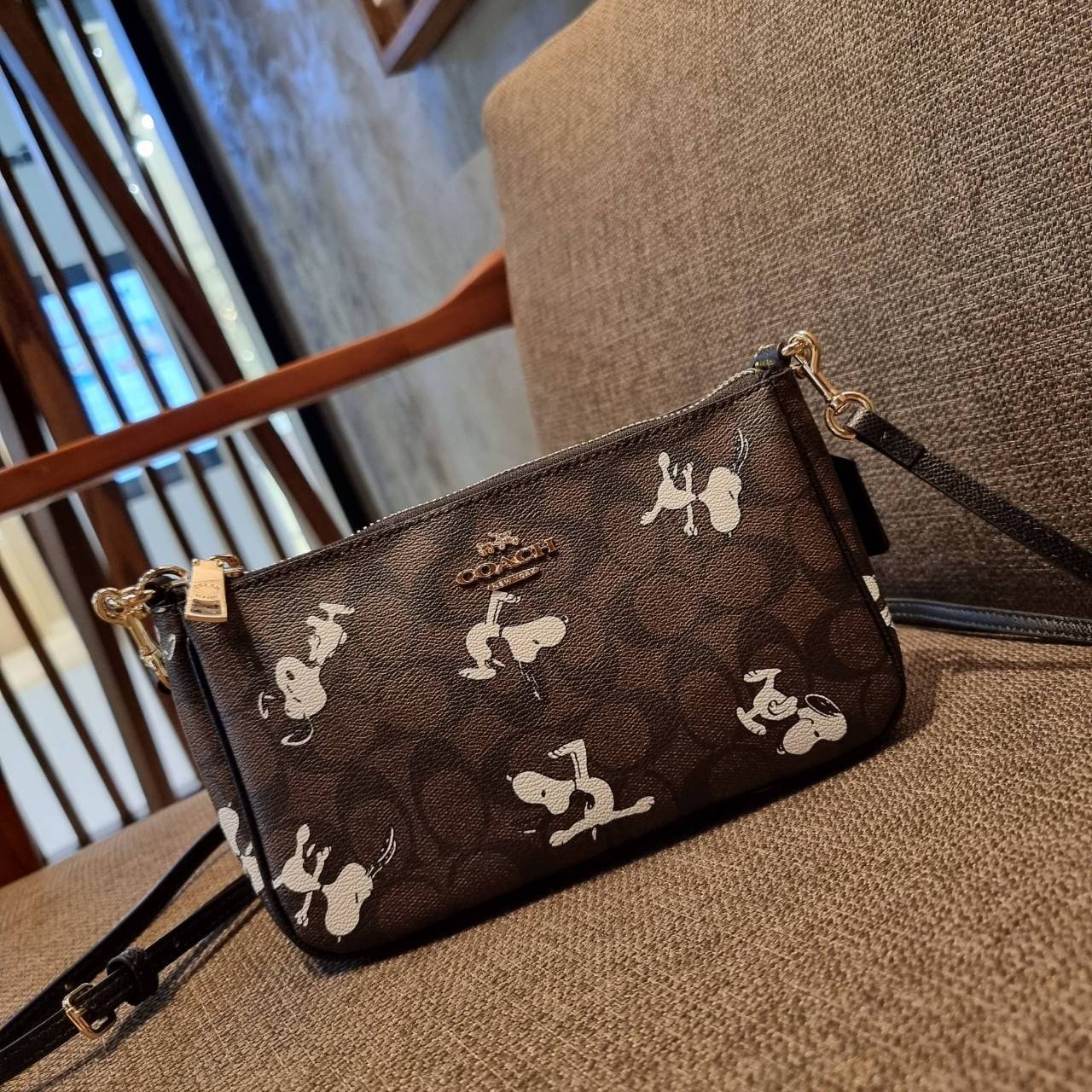 COACH F36674 TOP HANDLE POUCH IN SIGNATURE WITH SNOOPY PRINT คอลเลคชั่นใหม่ ในสไตล์พอช มาให้ช้อปก่อนใครในไทยจ้า น่ารักน่าใช้ไปอีกกับกระเป๋าสะพายทรงฮิตตลอดกาล ด้วยดีไซน์ที่ออกมาให้ใช้งานได้ง่าย ขนาดกำลังเหมาะ วัสดุแคนวาสทนทาน ดีไปหมดขนาดนี้!! คุณลูกค้าถึงส