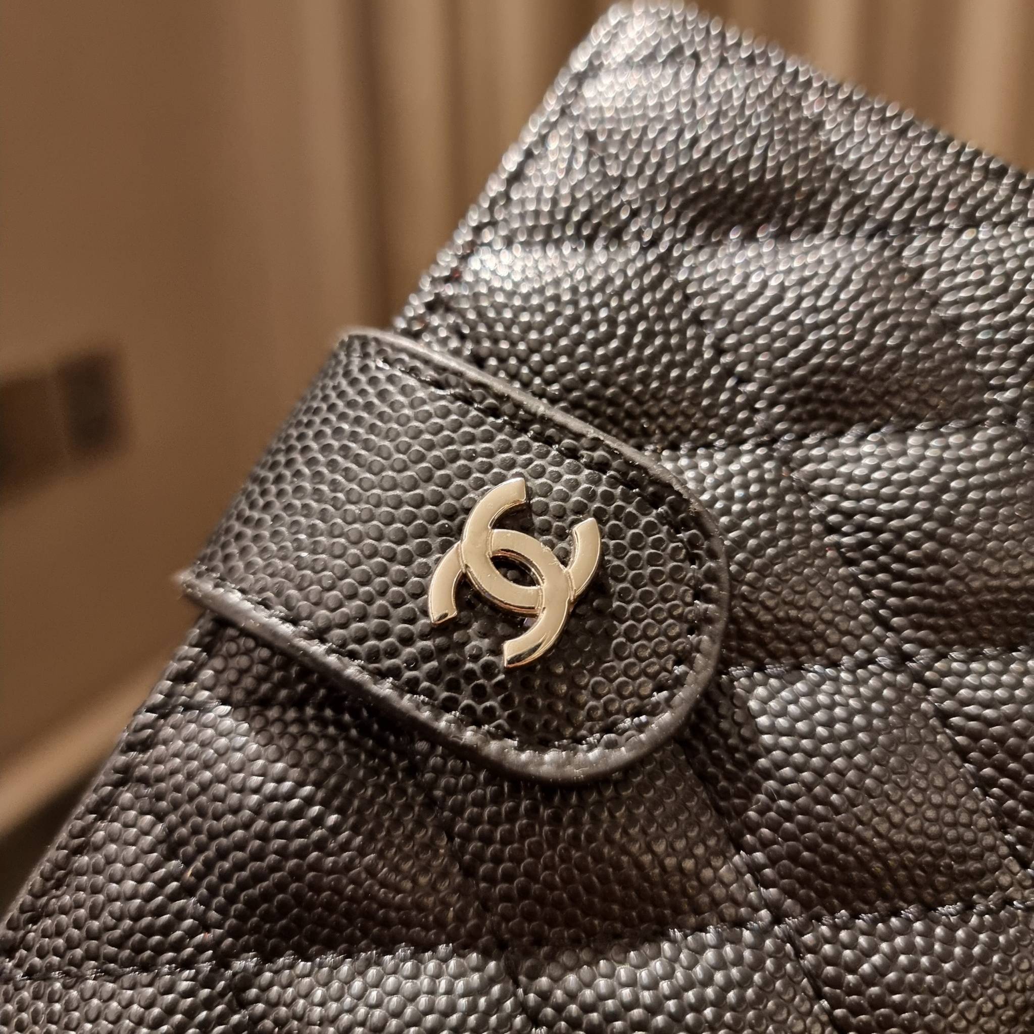 VIP 】หรูสุด ไม่ต้องพูดเยอะ!! HOT ITEM!! กระเป๋าสตางค์ใบกลางขนาดเหมาะมือ ดีไซน์ลุคผู้ดี สวยคลาสสิคจาก Chanel premium for gift วัสดุหนังลายคาร์เวีย ใช้งานง่าย เปิด-ปิดด้วยกระดุมแม่เหล็ก และซิปรูดช่องสำหรับใส่เหรียญ สะดวกมากๆ ภายในกระเป๋ามีช่องใส่บัตร ใส่ธนบ